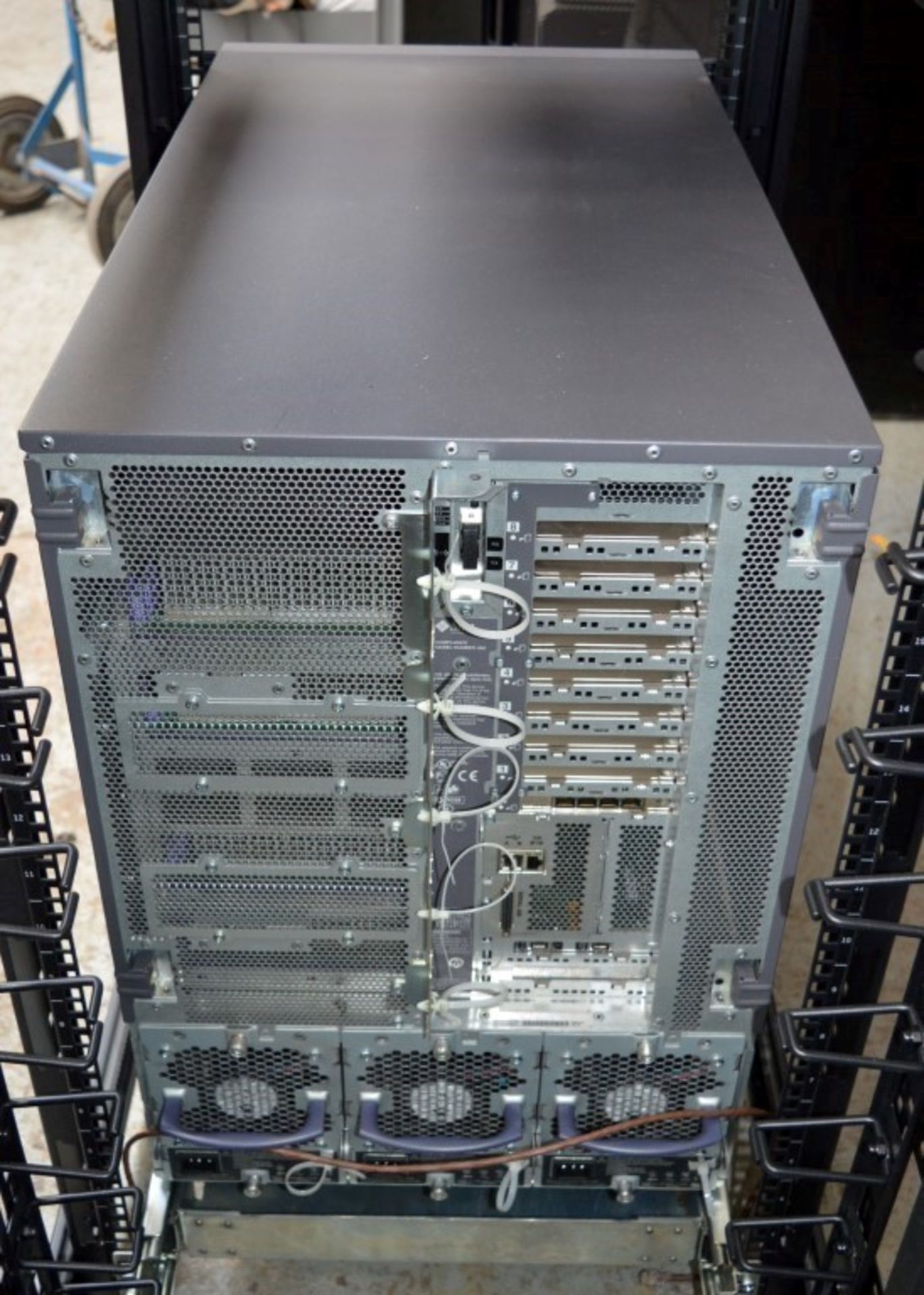 1 x APC Netshelter Server Rack With Sunfire Server Systems Including X4100 (8gb Two CPU), X4200 (8gb - Image 11 of 18