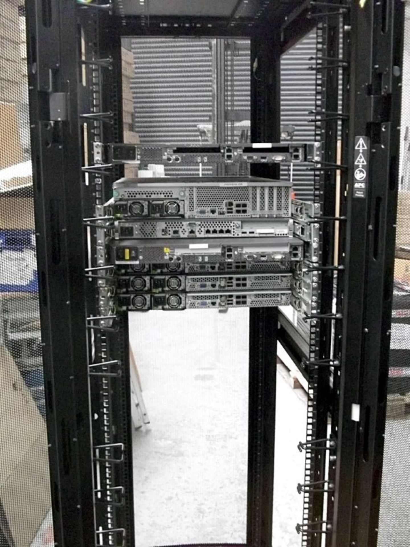 1 x APC Netshelter Server Rack With 7 x Assorted Sun Fire Servers (V & X-Series) - CL106 - Ref: - Image 3 of 8