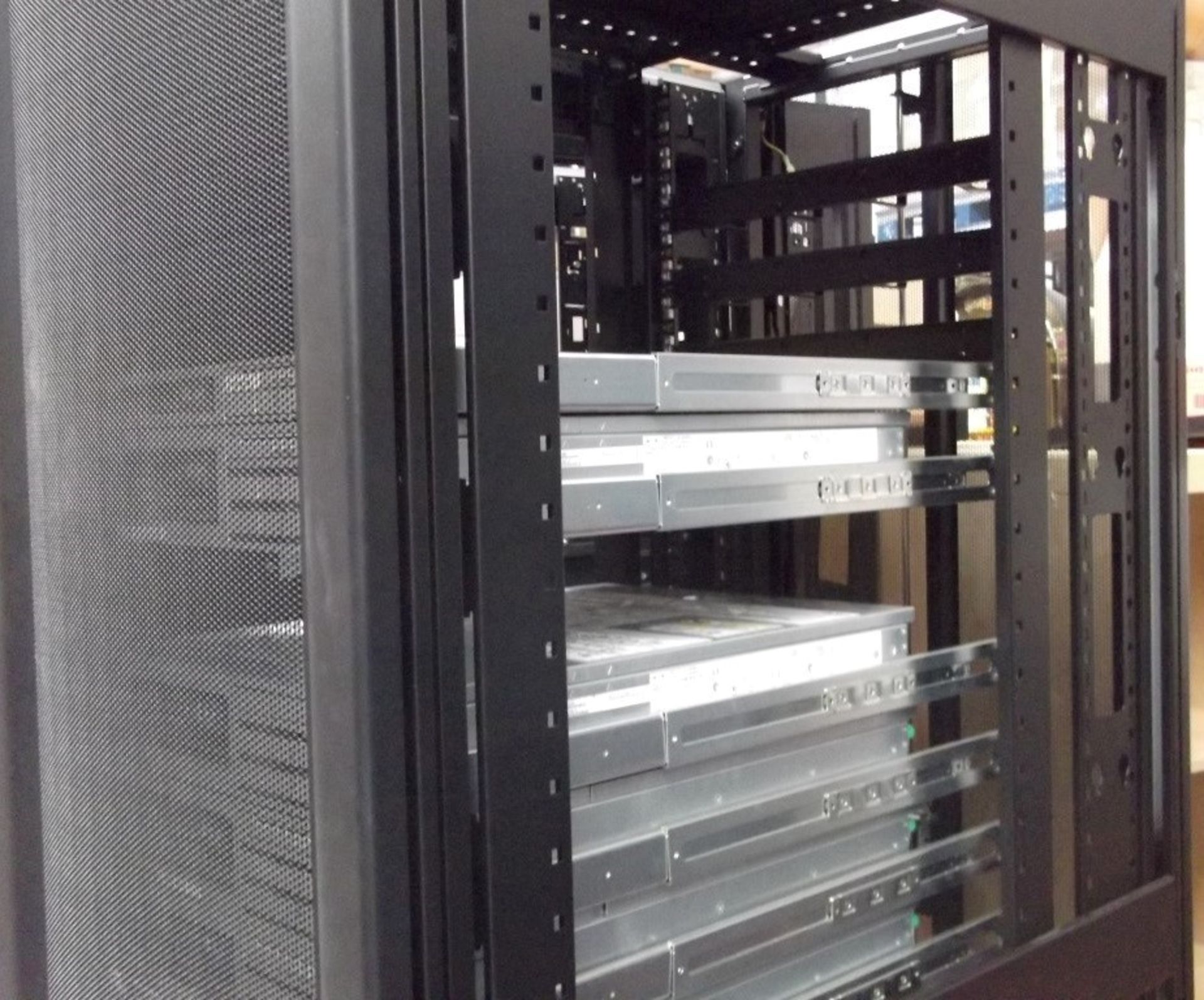 1 x APC Netshelter Server Rack With With 8 x Assorted Sun Fire Servers (V & X-Series) - Ref: - Image 3 of 5