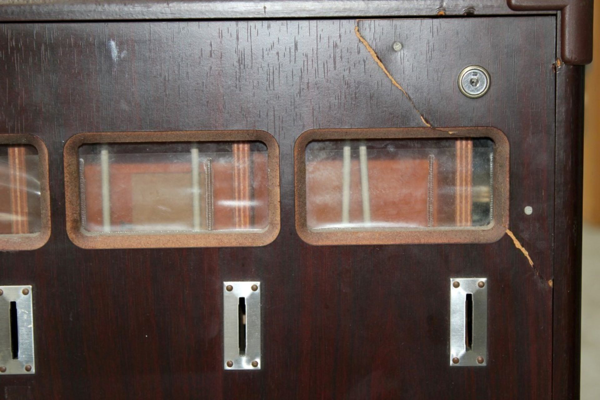 1 x Mechanical Cigarette Vending Machine - Coin-operated With Dark Oak Finish - Wall Mounted - Pre- - Image 2 of 7