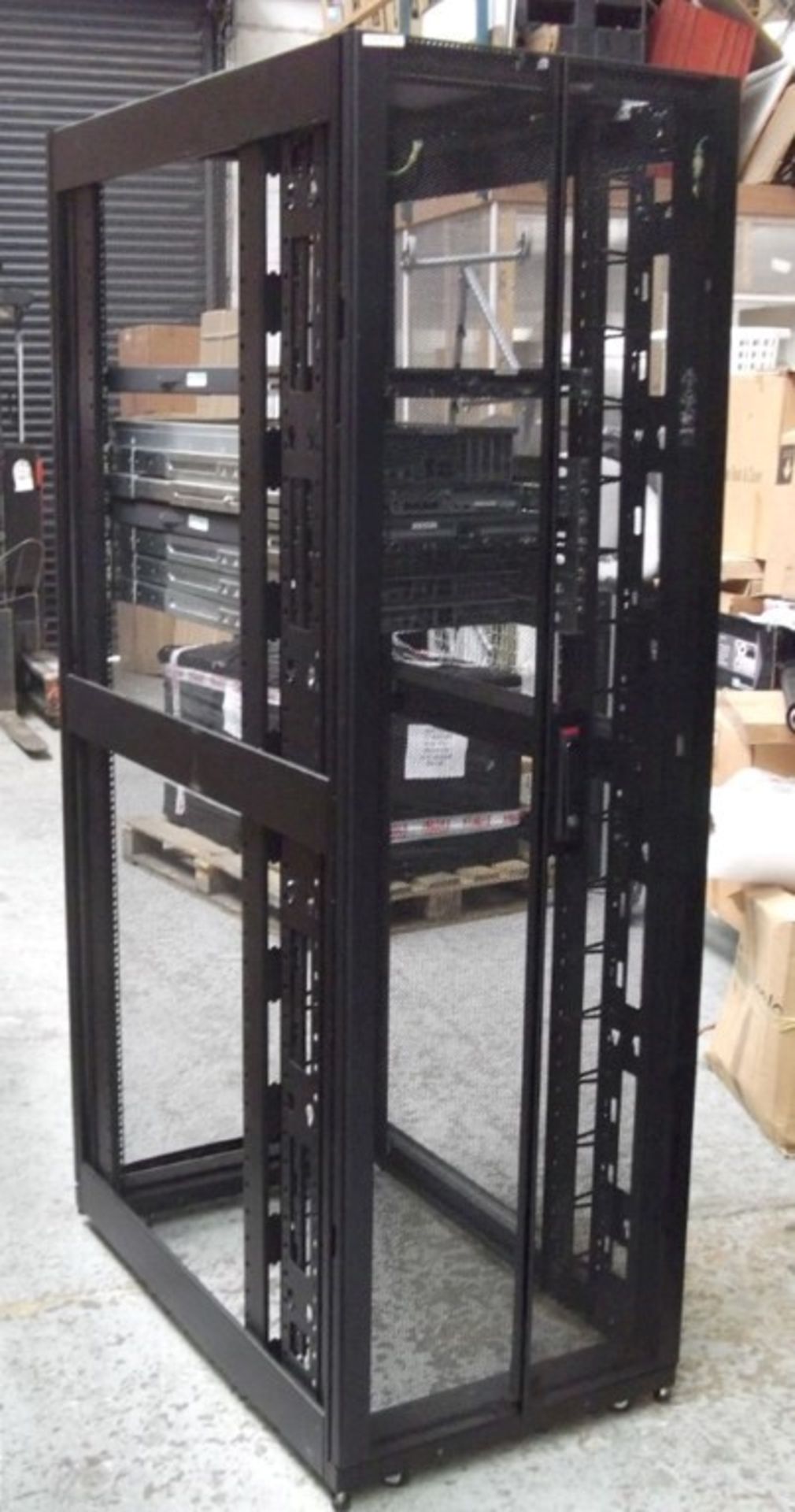 1 x APC Netshelter Server Rack With 7 x Assorted Sun Fire Servers (V & X-Series) - CL106 - Ref: - Image 2 of 8