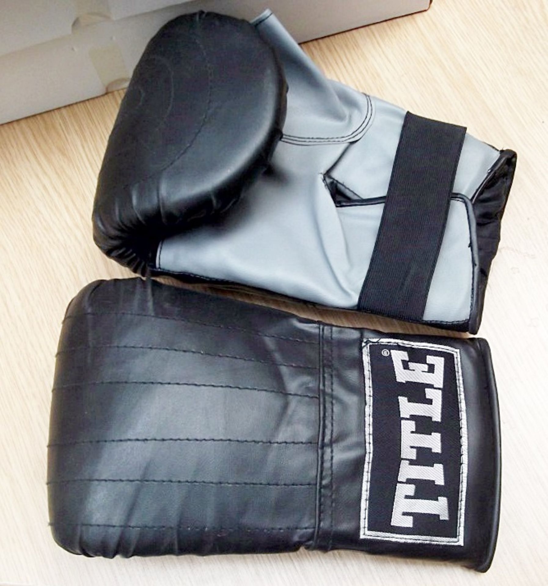 12 x Assorted Items Of GYM / Boxing Equipment - Includes 8  x Pairs Of Gloves & 4 x Belts - USED / - Image 2 of 3