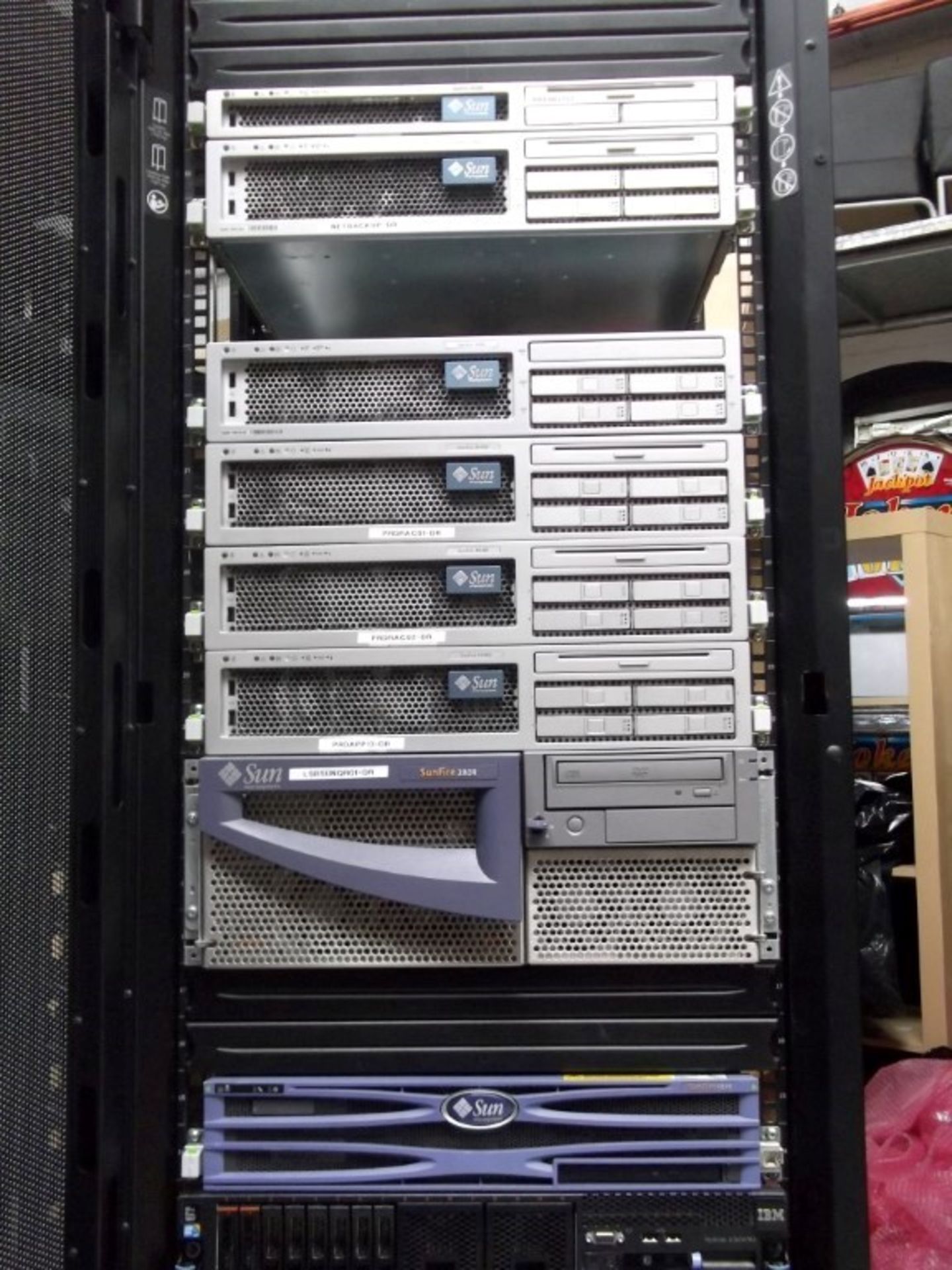 1 x APC Netshelter Server Rack With With 8 x Assorted Sun Fire Servers (V & X-Series) - Ref: - Image 2 of 5