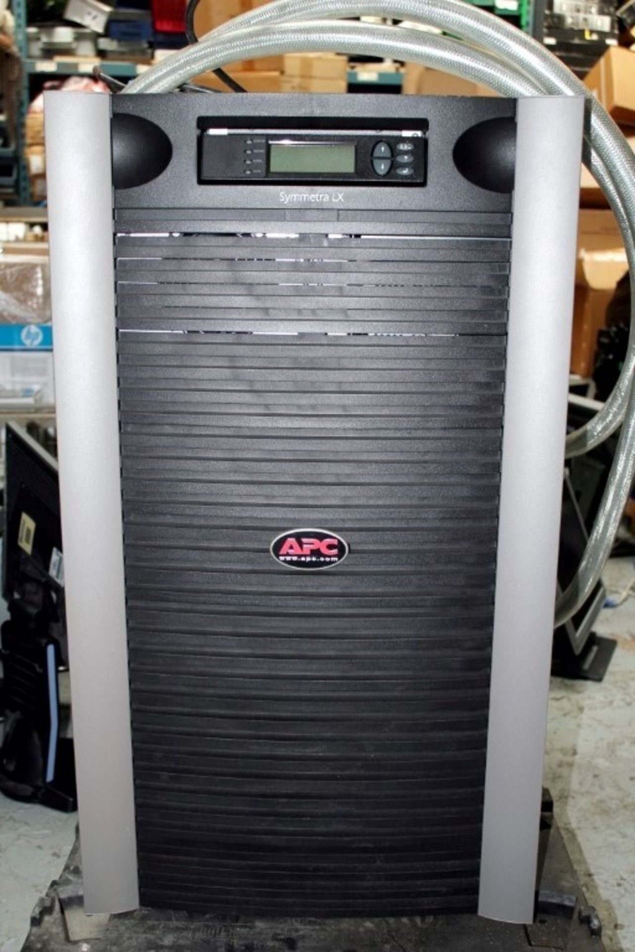 1 x APC Symmetra LX UPS (Uninterruptible Power Supply) - 16kVA Scalable to 16kVA N+1 Tower - - Image 6 of 13