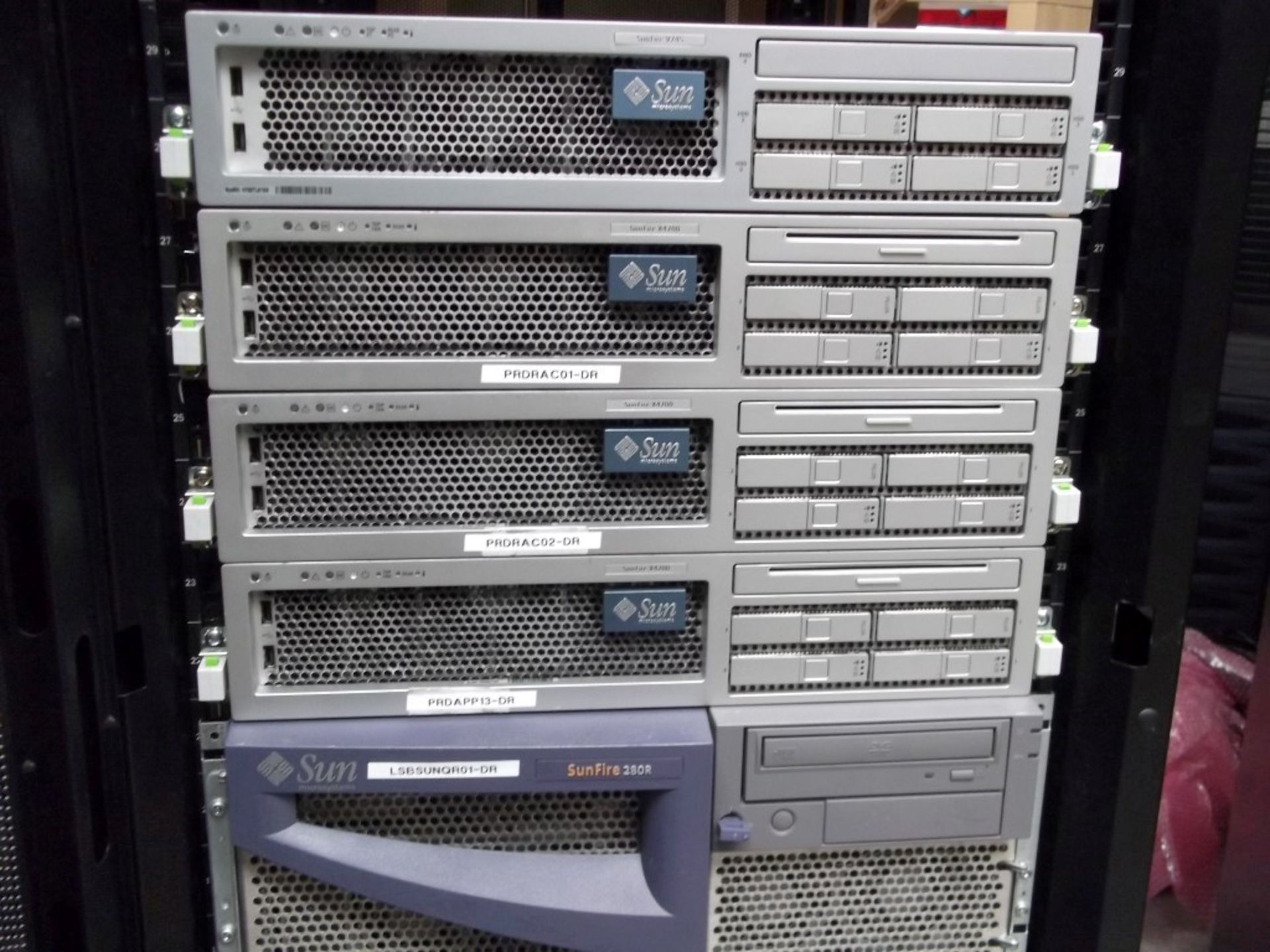 1 x APC Netshelter Server Rack With With 8 x Assorted Sun Fire Servers (V & X-Series) - Ref: - Image 5 of 5