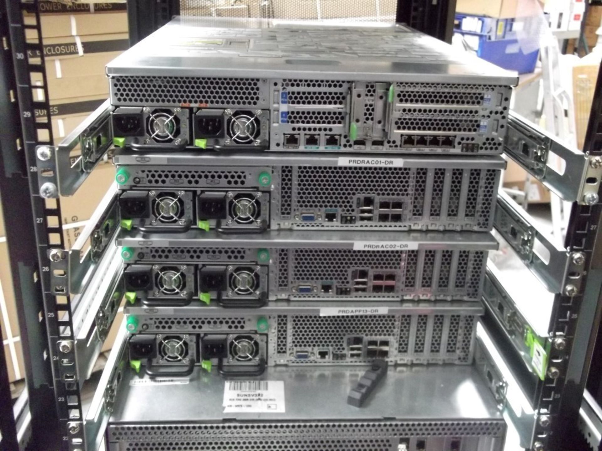 1 x APC Netshelter Server Rack With With 8 x Assorted Sun Fire Servers (V & X-Series) - Ref: - Image 4 of 5