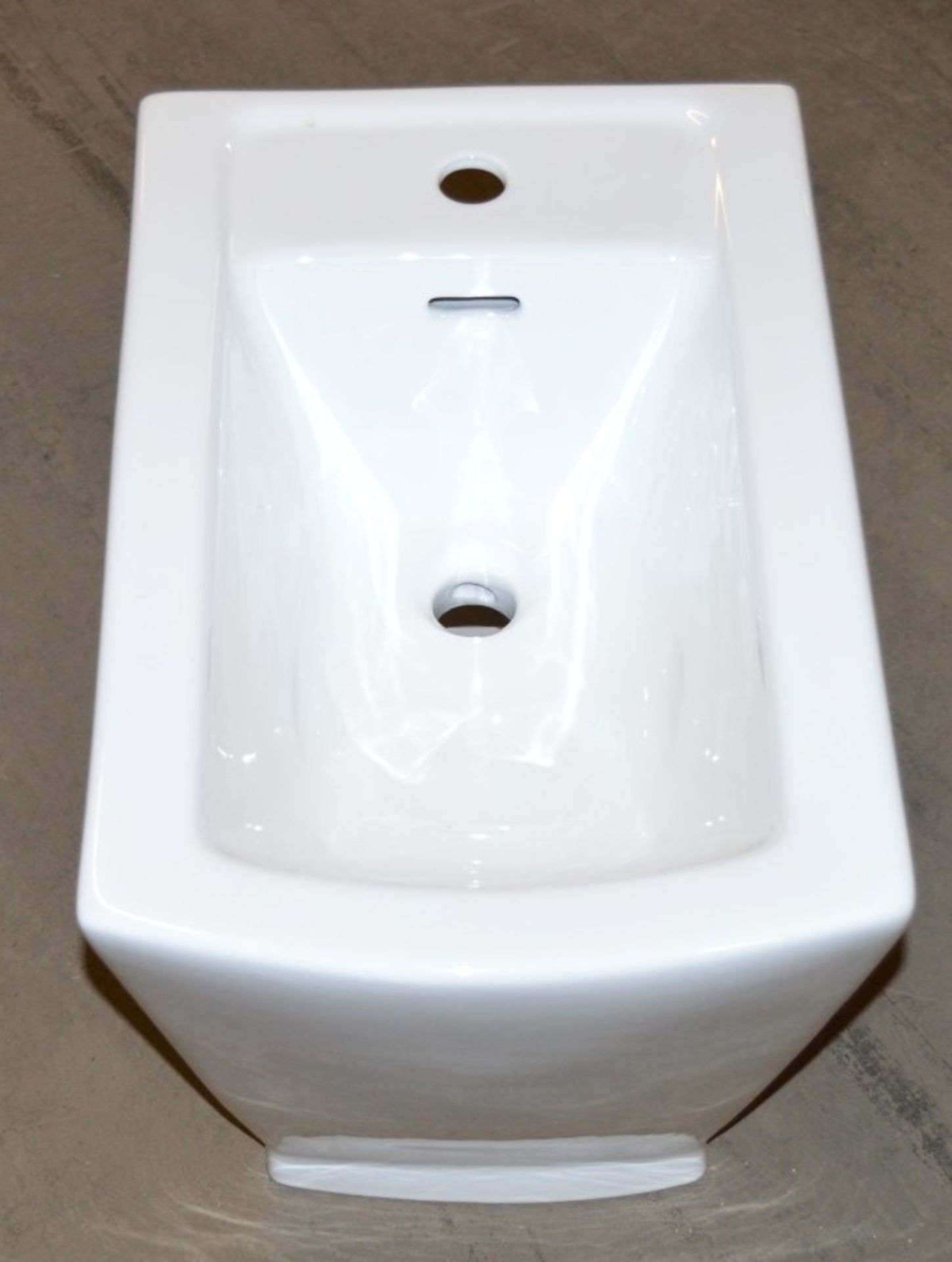 1 x Vogue Bathrooms FENZO Single Tap Hole FLOOR MOUNTED BIDET - Ref C - Brand New Stock - Modern - Image 3 of 4