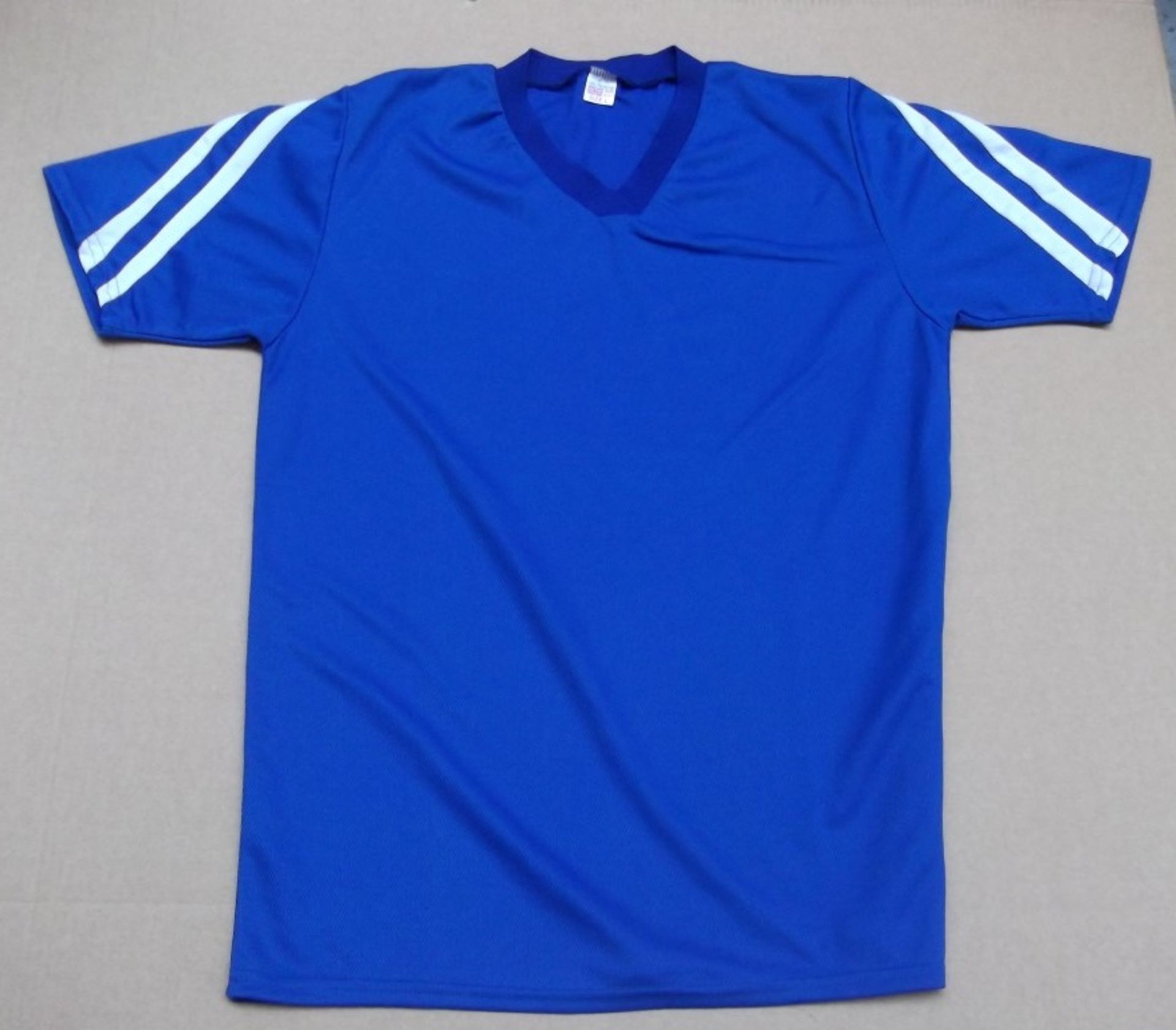 33 x Plain Football Short Sleeve Shirts - 2 Colours Supplied : Bright Blue With WHITE Detailing, and - Image 2 of 4