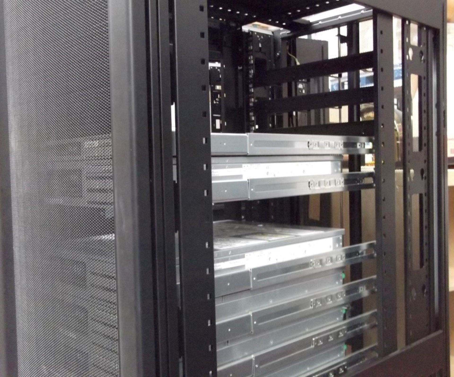 1 x APC Netshelter Server Rack With With 8 x Assorted Sun Fire Servers (V & X-Series) - Ref: - Image 2 of 5