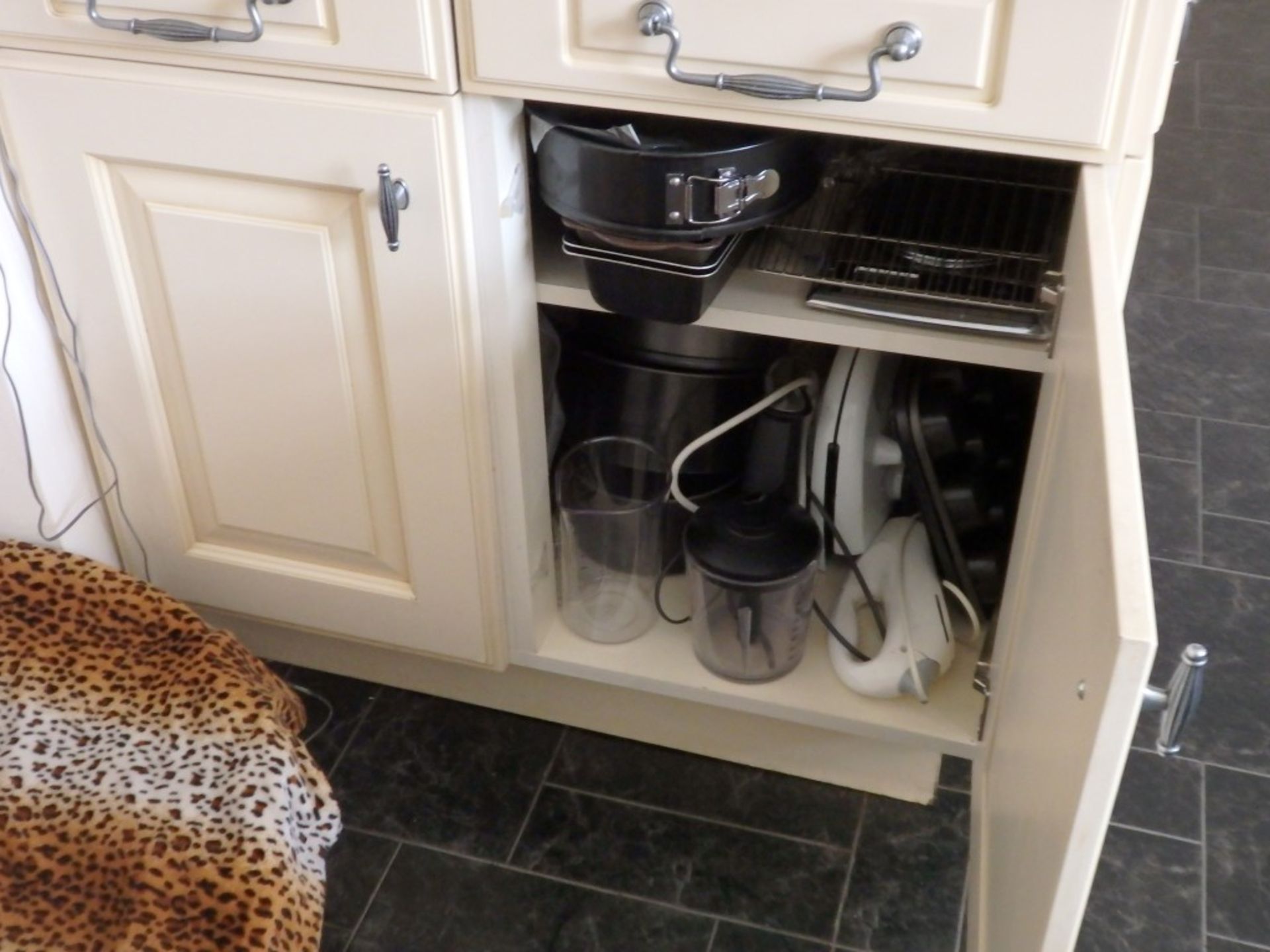 1 x Traditional Style Cream Kitchen With Luxurious Black Granite Worktops - Includes Freezer & - Image 17 of 31