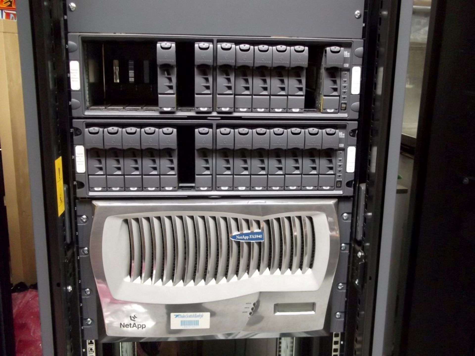 1 x Net APP Server Rack With NetApp FAS940 and A Selection of Drive Bays - CL106 - Ref: NSB007 - - Image 3 of 3