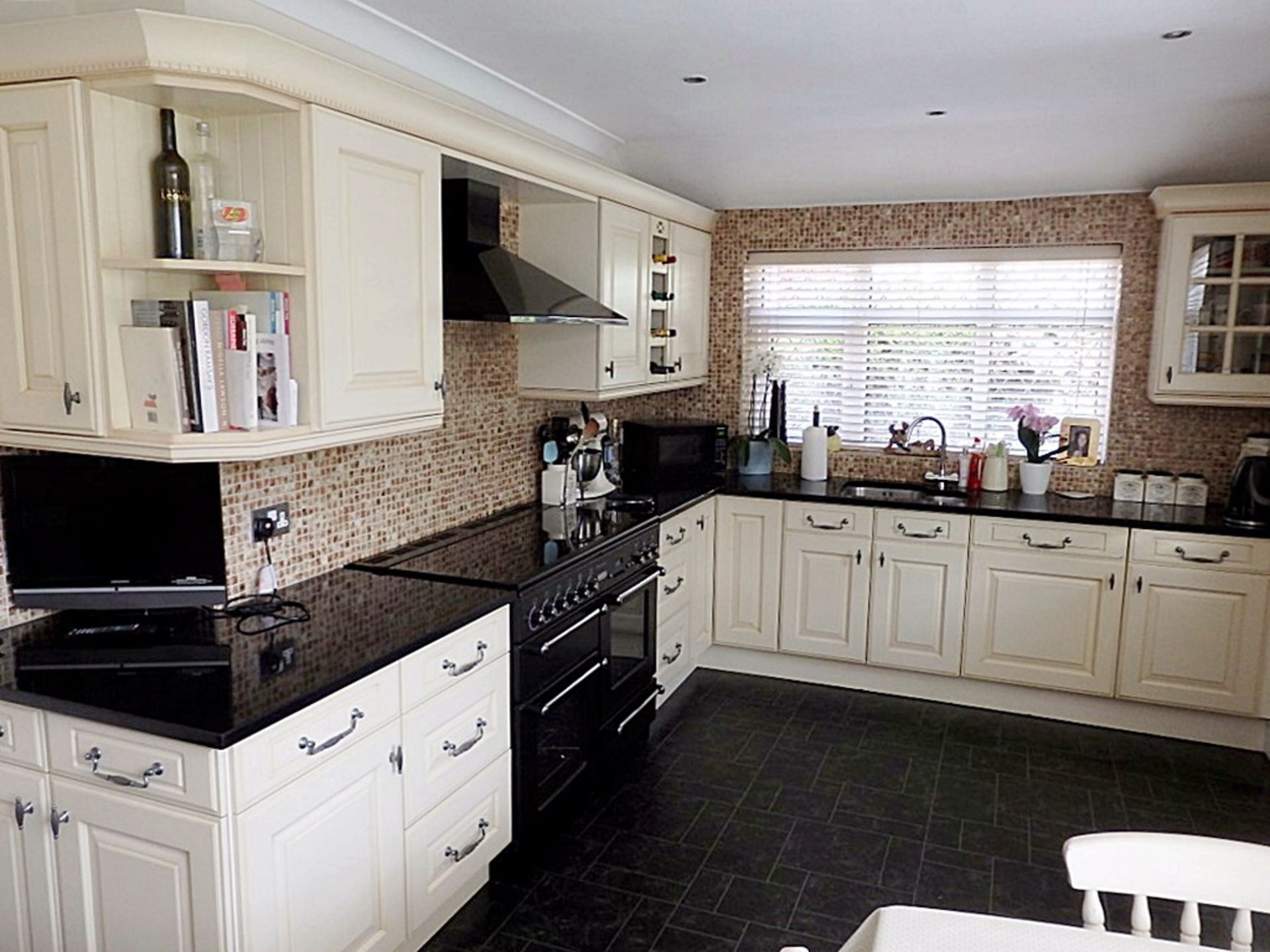 1 x Traditional Style Cream Kitchen With Luxurious Black Granite Worktops - Includes Freezer &