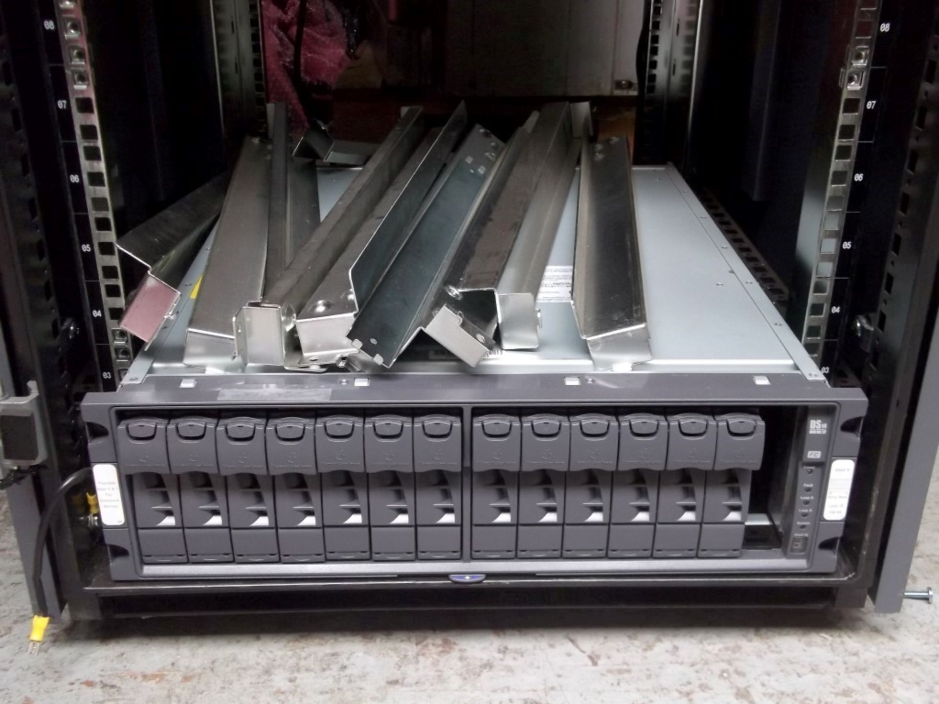 1 x Net APP Server Rack With NetApp FAS940 and A Selection of Drive Bays - CL106 - Ref: NSB007 - - Image 2 of 3