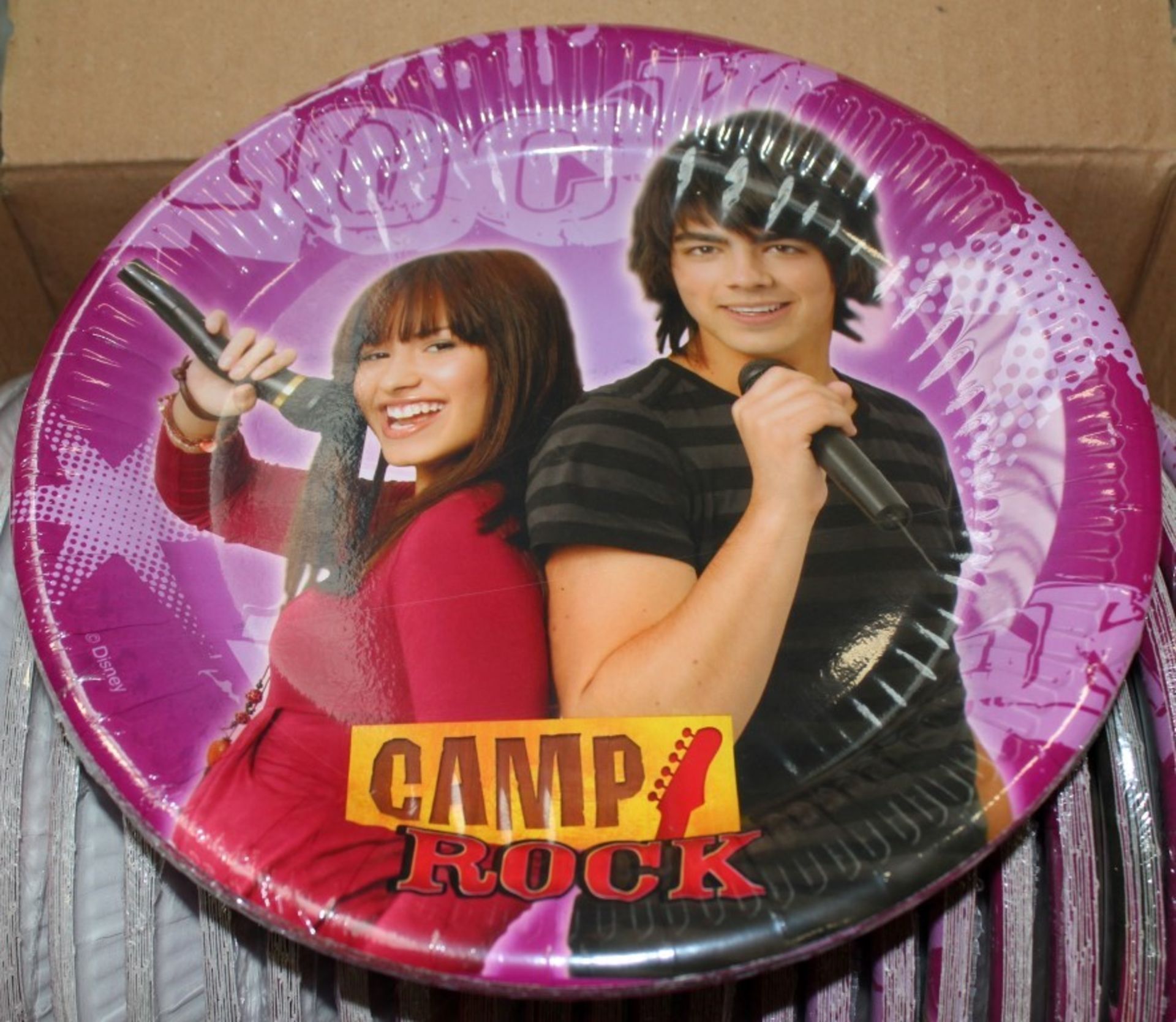 **PALLET LOT** 52 x Boxes Of Disneys Camp Rock Paper Plates - Popular Licenced Product By Amscan - Image 2 of 6