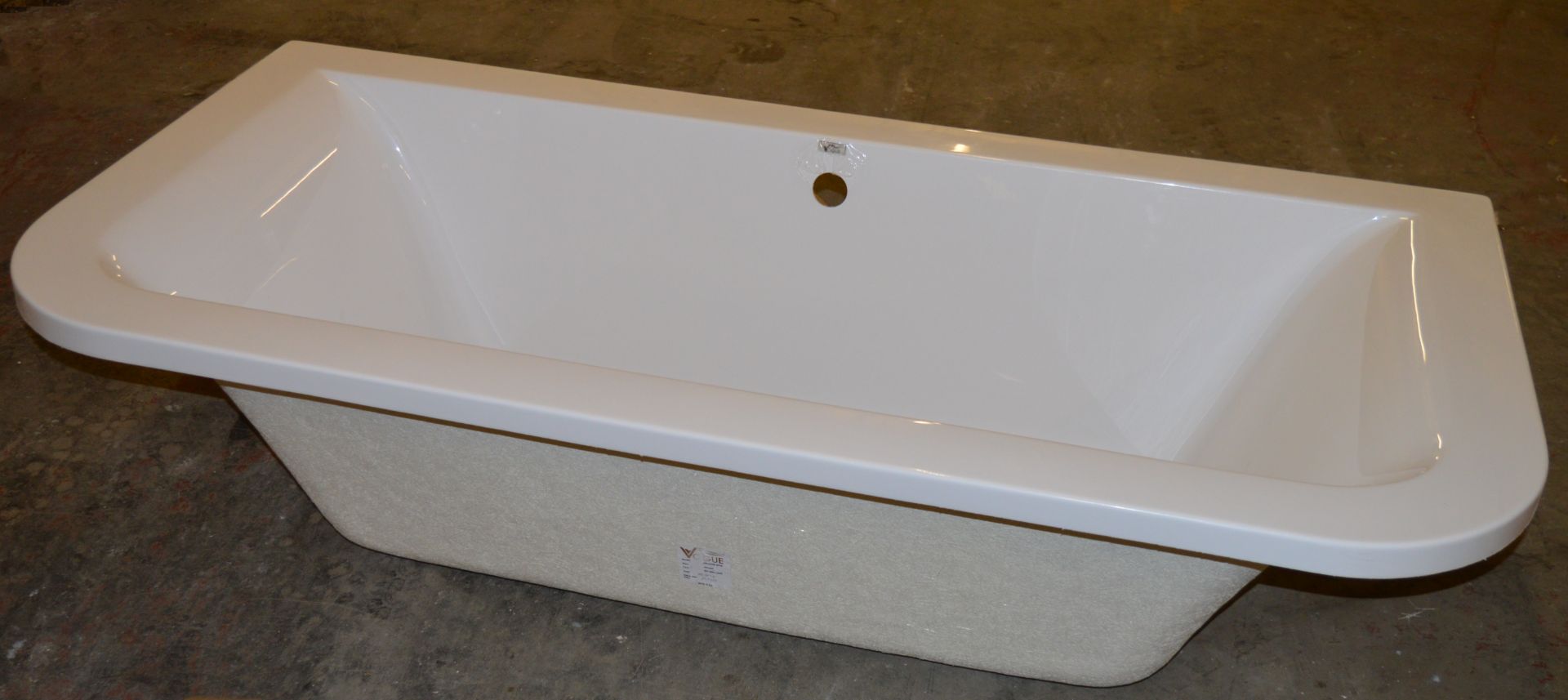 1 x Vogue Bathrooms Options Back to Wall D Shape Double Ended Acrylic Bath With Side Panel - Stylish - Image 4 of 9