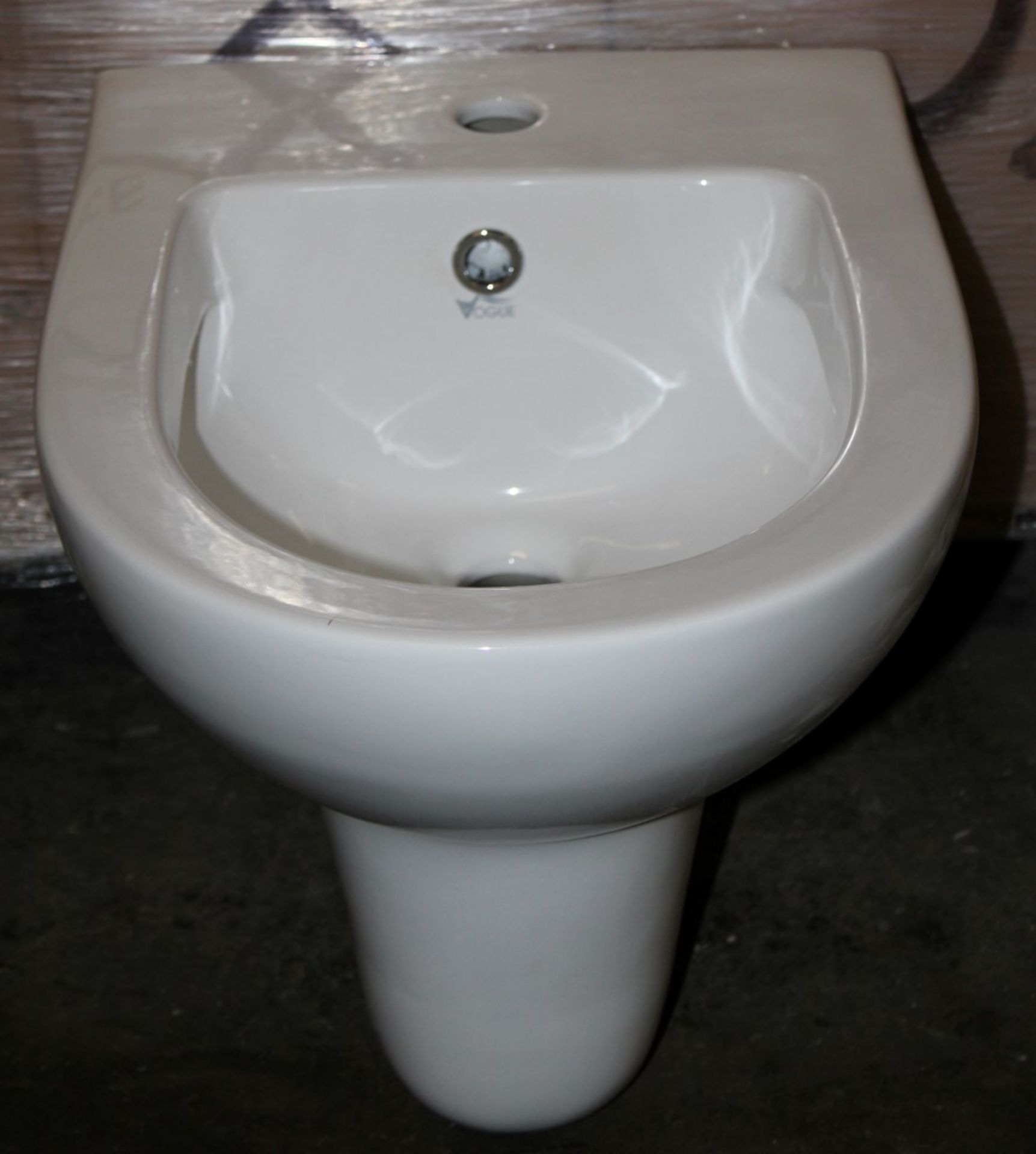 1 x Vogue Bathrooms KAMARA Single Tap Hole WALL HUNG BIDET - Brand New and Boxed - High Quality - Image 3 of 4