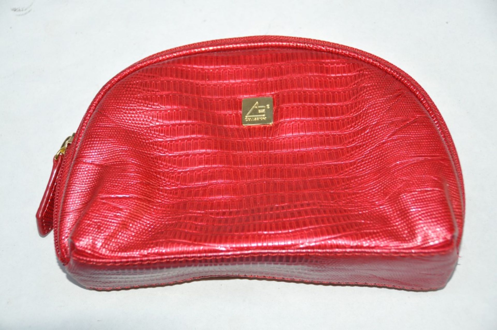 1 x "AB Collezioni" Italian Genuine Leather-Bound Luxury 3-Peice Travelling Vanity Set In Red ( - Image 3 of 6