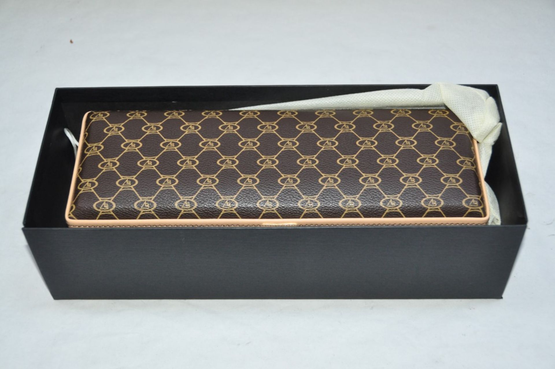1 x "AB Collezioni" Italian Genuine Leather Luxury Curved WATCHBOX (AB2642) - Ref LT067 – Lockable - Image 6 of 6