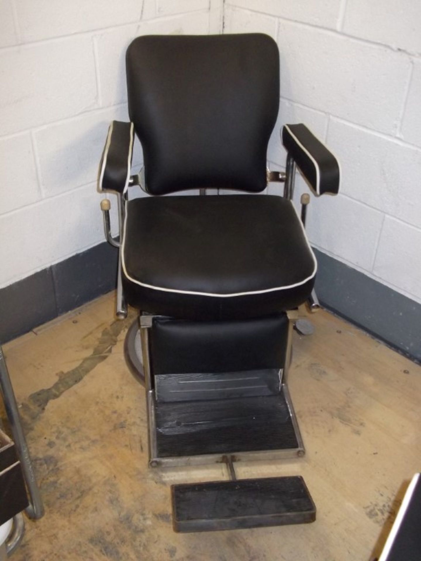 1 x Restored Barbers Chair - Restored and Reupholstered As Shown - W58 x H8 x D100cm - PD014 - CL079 - Image 7 of 7