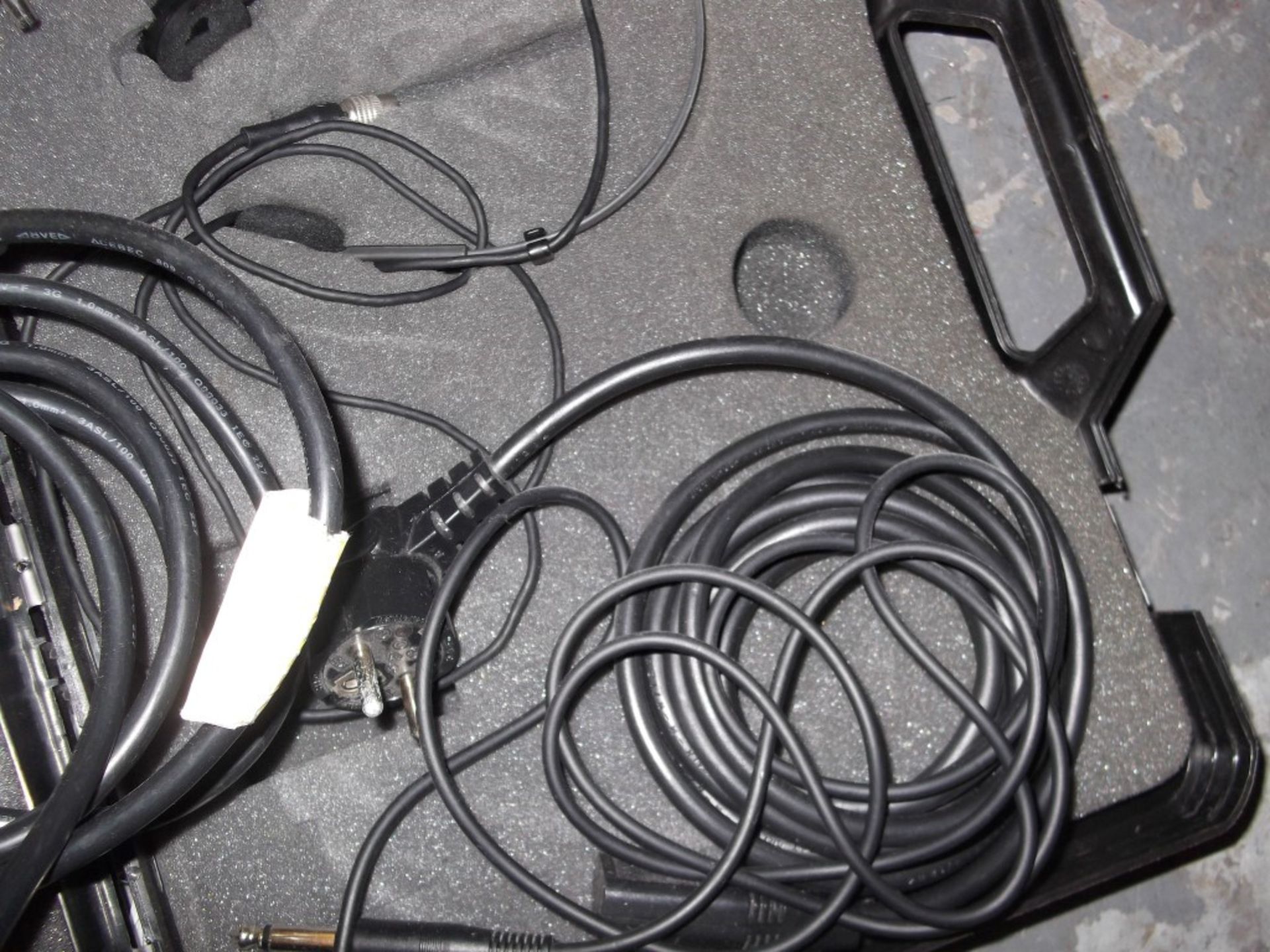 1 x Wireless Head Mic System - Pre-owned, One Previous Professional Owner - Transmitter Receiver, - Image 2 of 5