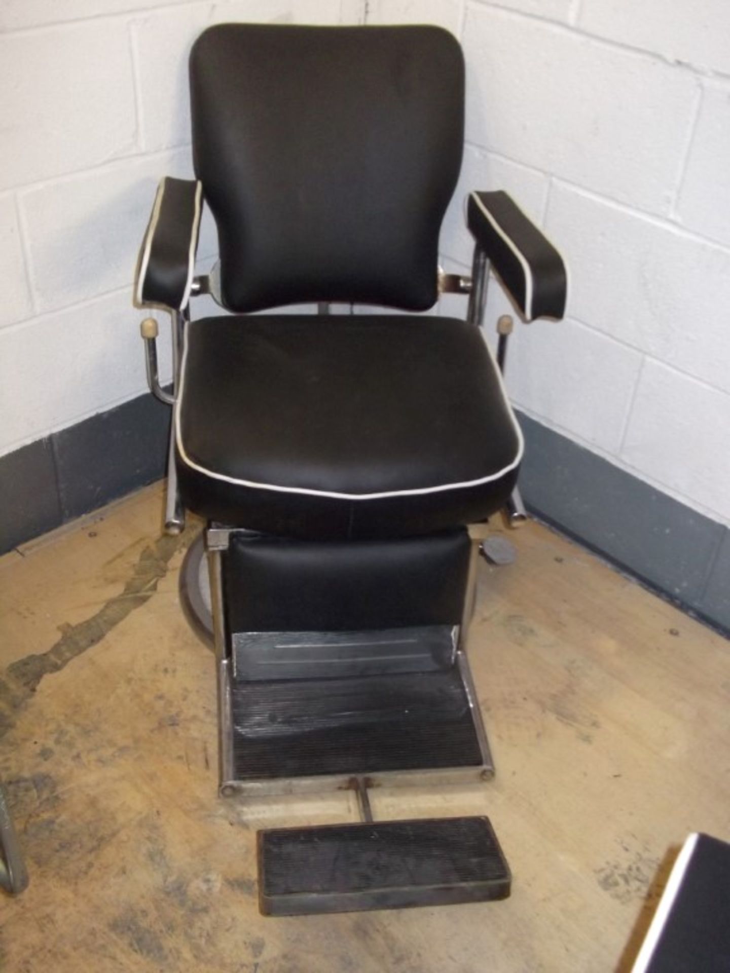 1 x Restored Barbers Chair - Restored and Reupholstered As Shown - W58 x H8 x D100cm - PD014 - CL079 - Image 2 of 7