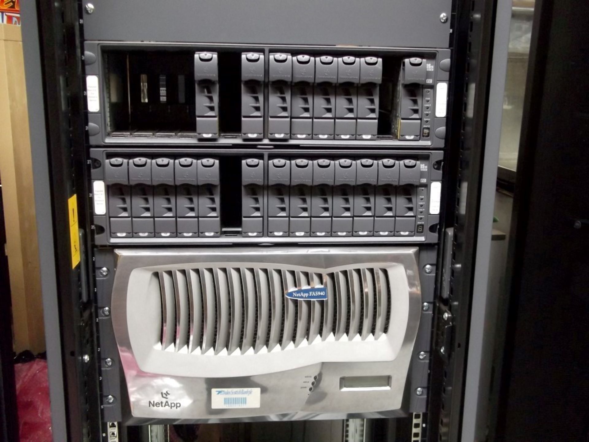 1 x Net APP Server Rack With NetApp FAS940 and A Selection of Drive Bays - CL106 - Ref: NSB007 - - Image 2 of 3