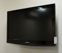 1 x Samsung 32 Inch Flatscreen Television With Remote and Wall Bracket - CL300 - Ref S212 -