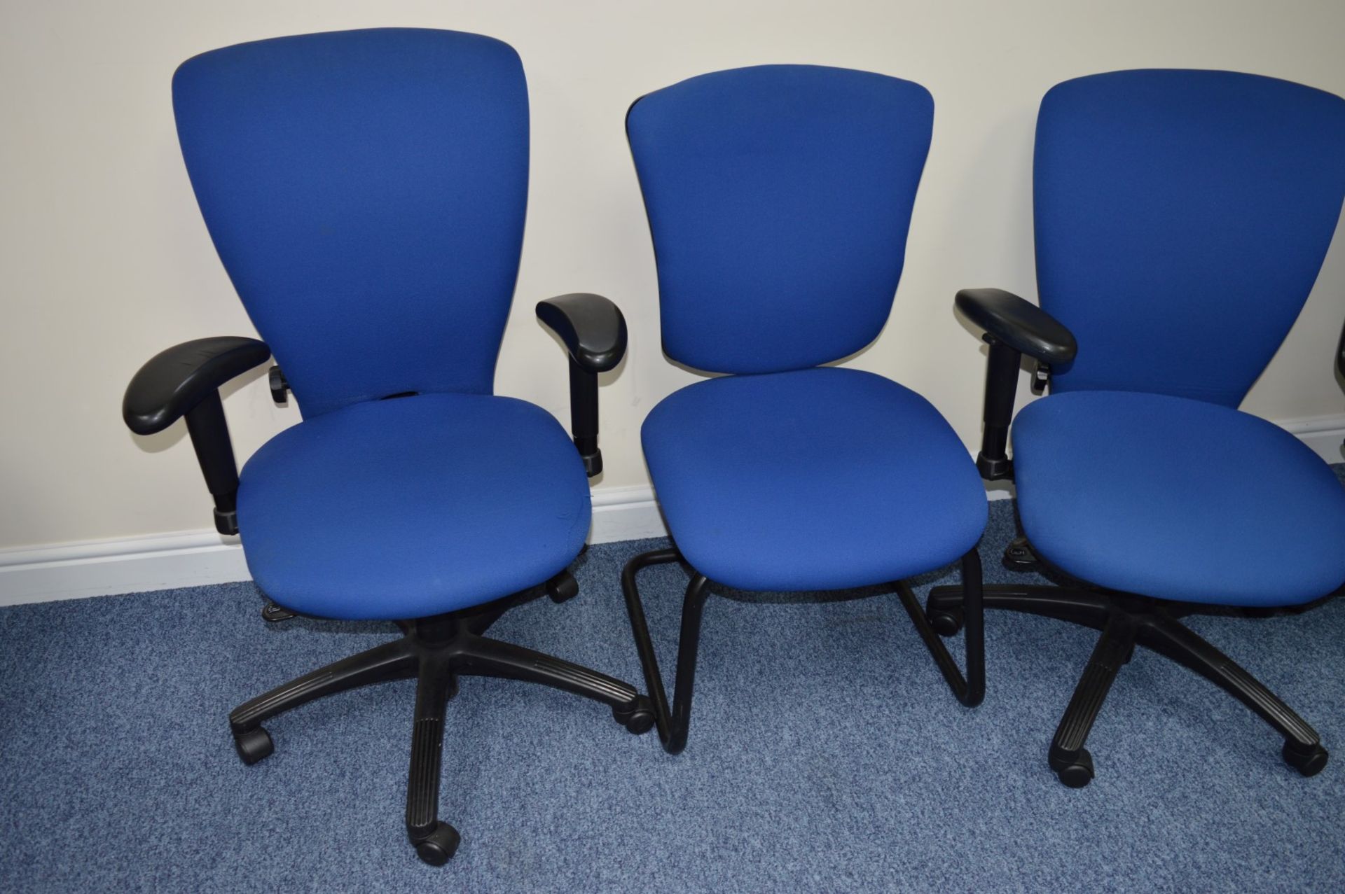 4 x Various Office Chairs - Includes Reception and Swivel Chairs - CL300 - Ref S083 - Location: - Image 2 of 3