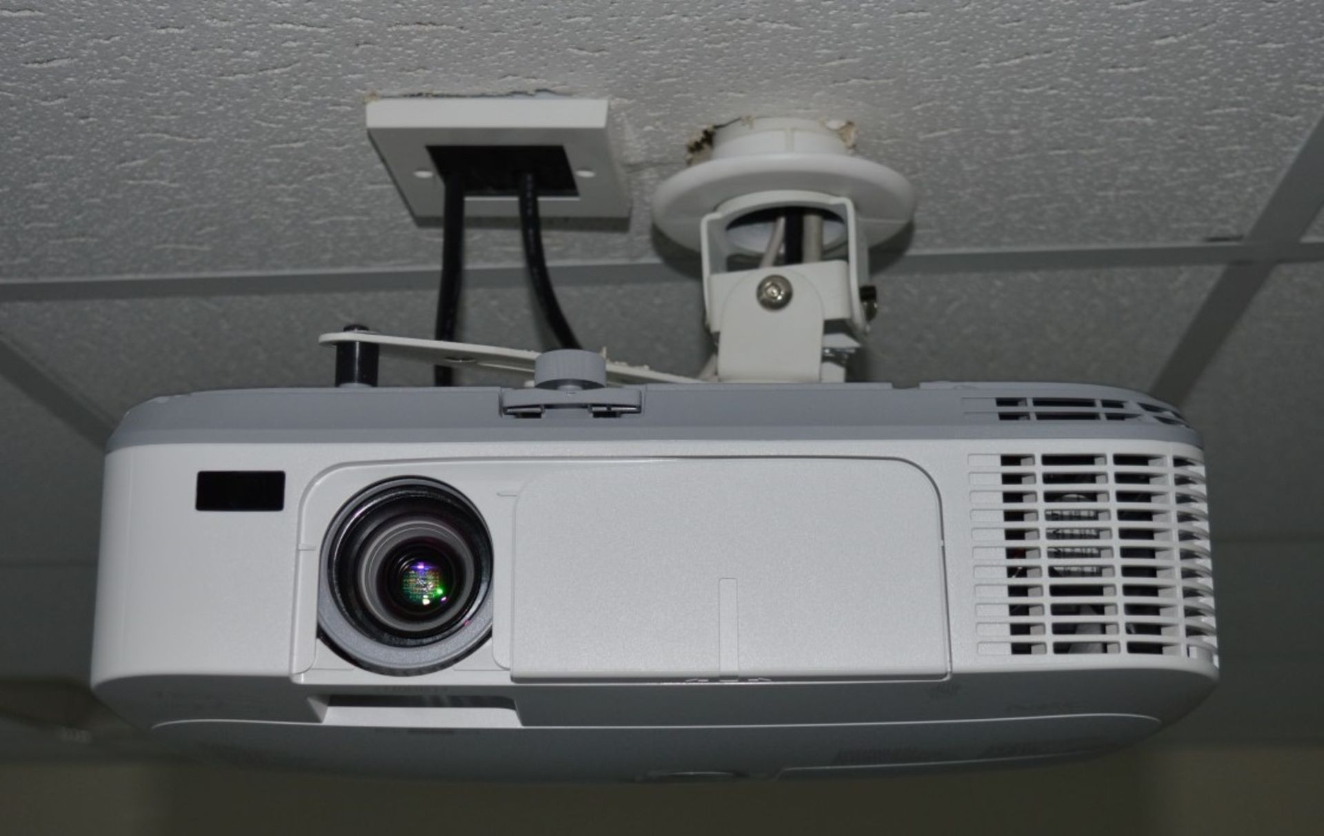 1 x NEC NP-M239X Projector With Ceiling Bracket and Remote Control - 2300 Lumens, HDMI, Full HD - Image 4 of 4