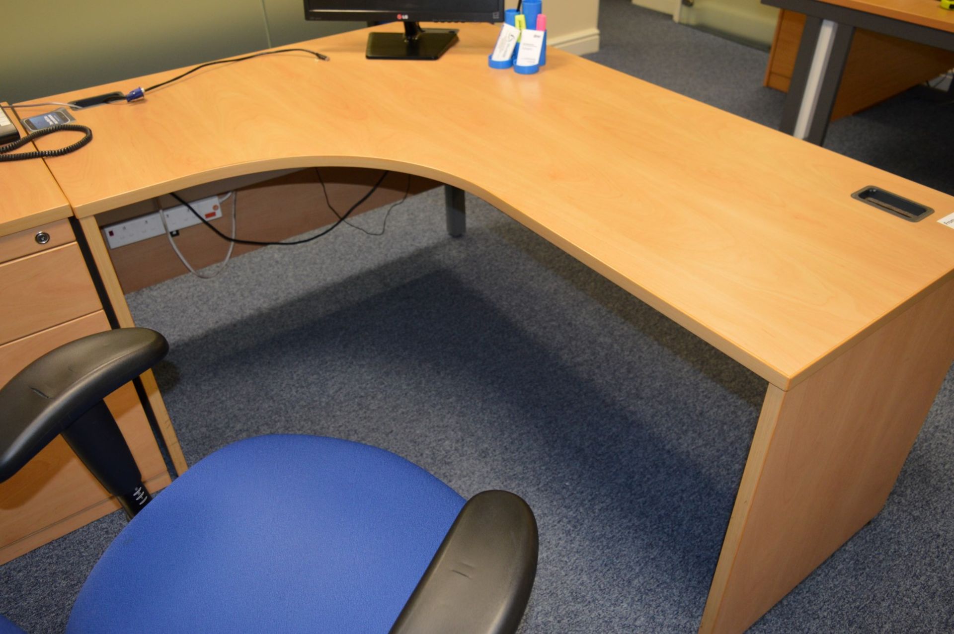 1 x Office Furniture Set Including Large Desk, Drawer Pedestal, Swivel Chair and Shelving Unit - - Image 6 of 10