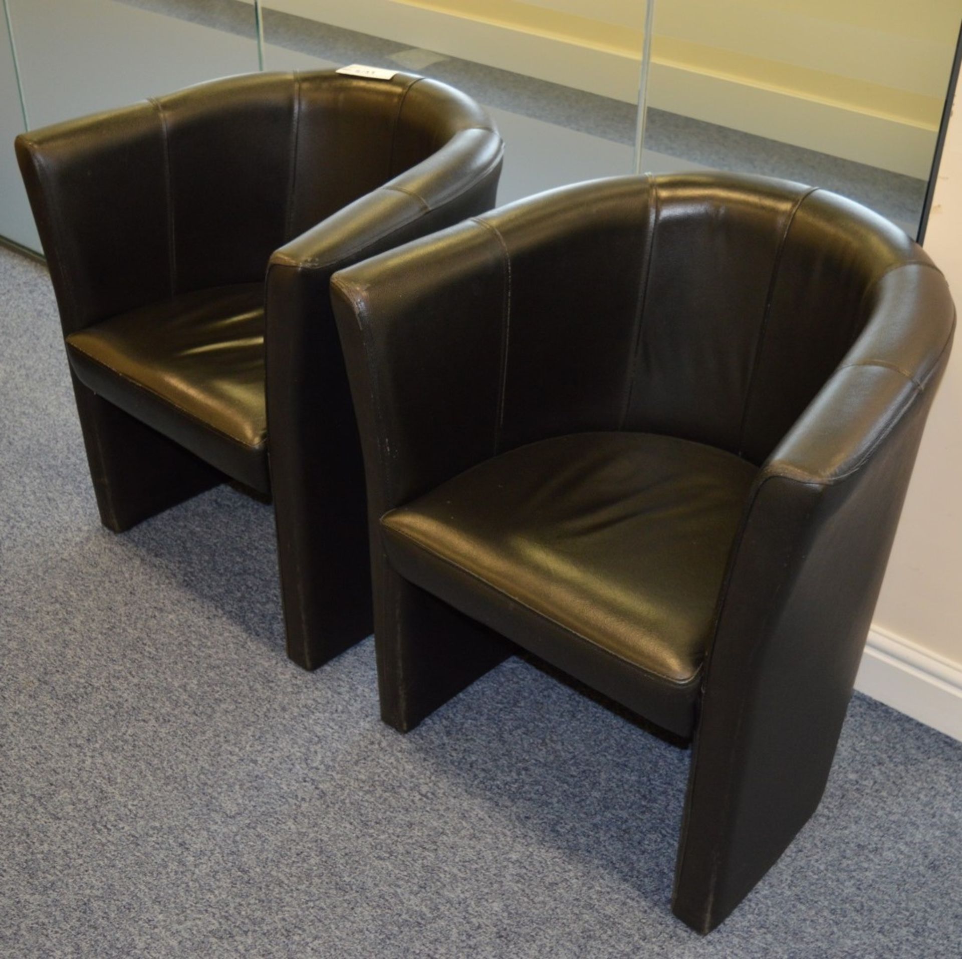 2 x Black Faux Leather Tub Chairs - Ideal For Waiting Rooms, Meeting Rooms or The Home - H73 x E70 x - Image 2 of 2