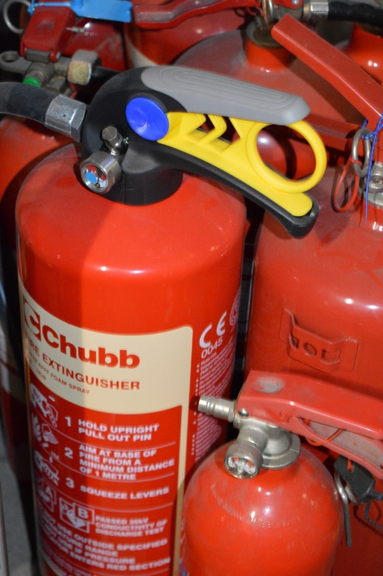 9 x Various Fire Extinguishers Including Chubb 6gk Foam Extinguishers and More - Seals Intact - - Image 3 of 5