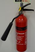 1 x 2kg Carbon Dioxide Fire Extinguisher - Fire Test Rating 34B - Seal Intact - CL300- Ref S070 -