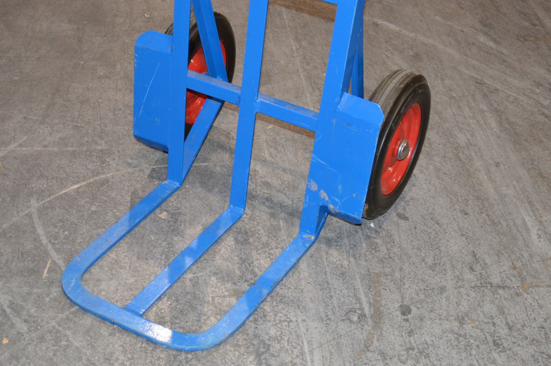 1 x Rough Terrain Sack Truck - Heavy Duty Sack Truck With One Piece Frame, Larger Wheels and a Max - Image 3 of 5