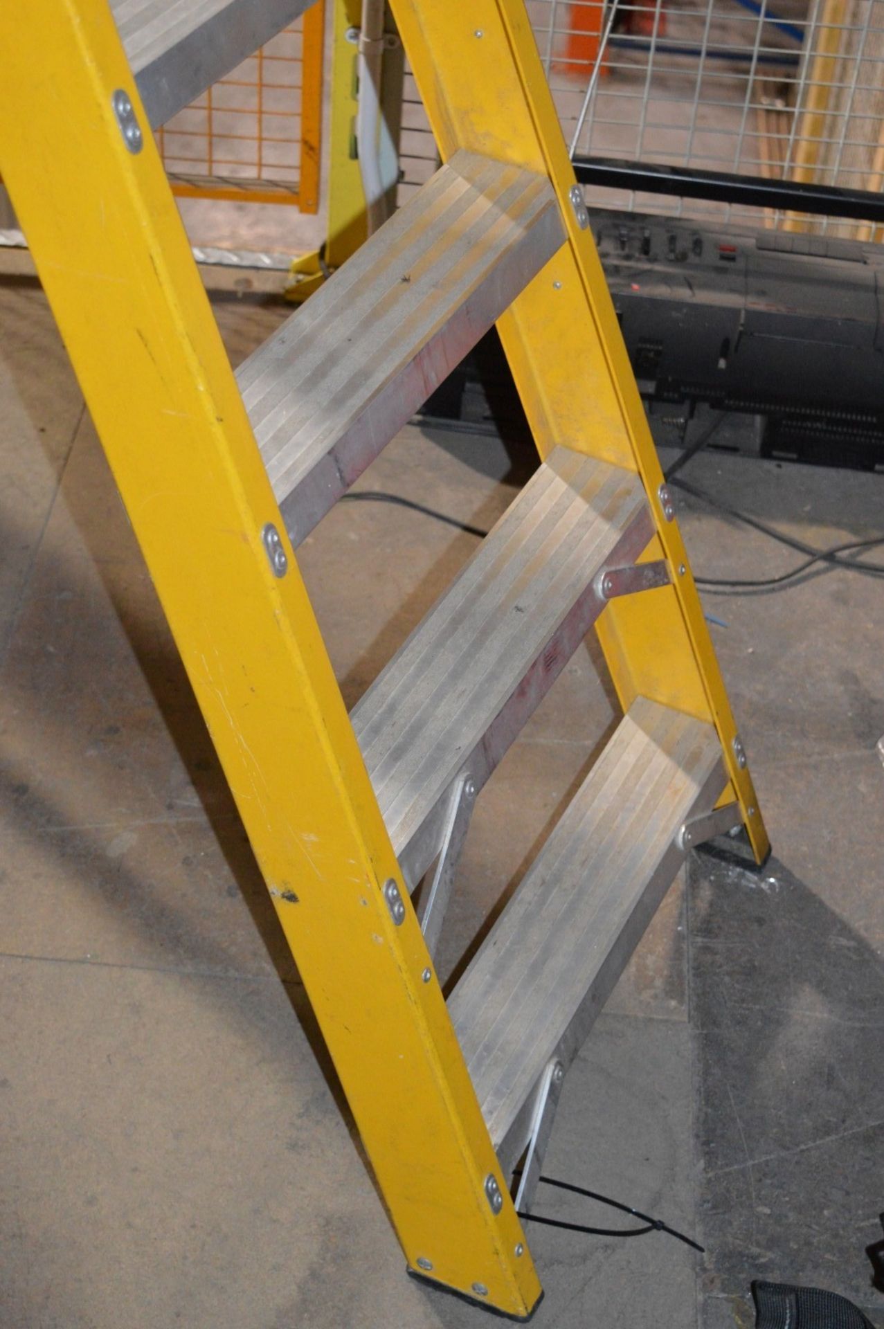1 x Set of Lyte GFBB8 Swingback Builders Step Ladder - Fibreglass 8-Tread 1.7m - CL300 - Ref - Image 2 of 5