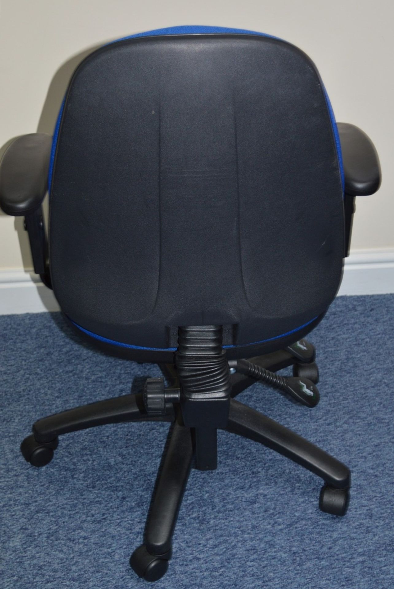 1 x Contemporary Style Office Chair With Twin Lever Mechanism and T Shape Fixed Armrests - - Image 4 of 4