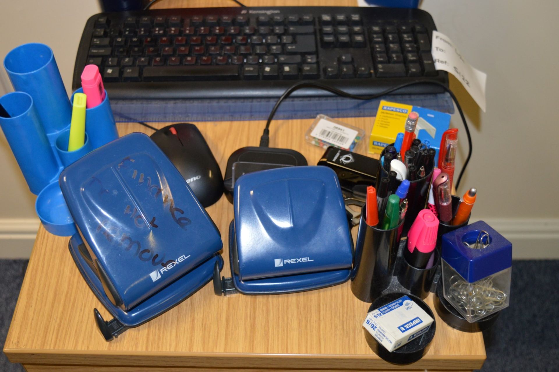 1 x Assorted Collection of Stationary - Includes Keyboard, Mouse, Hole Punches , Pens, Pen - Image 4 of 4