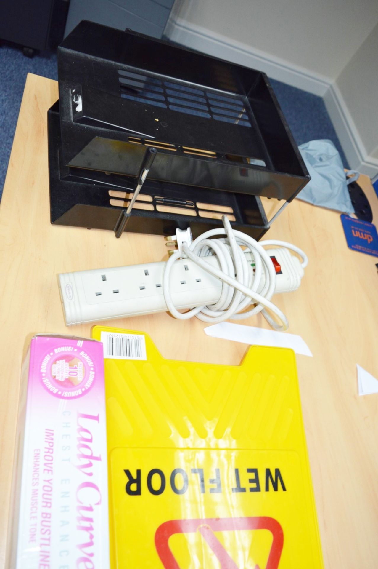1 x Assorted Job Lot - Includes Wet Floor Sign, Dumbell, Plug Extension, Paper Tray, Body - Image 6 of 6