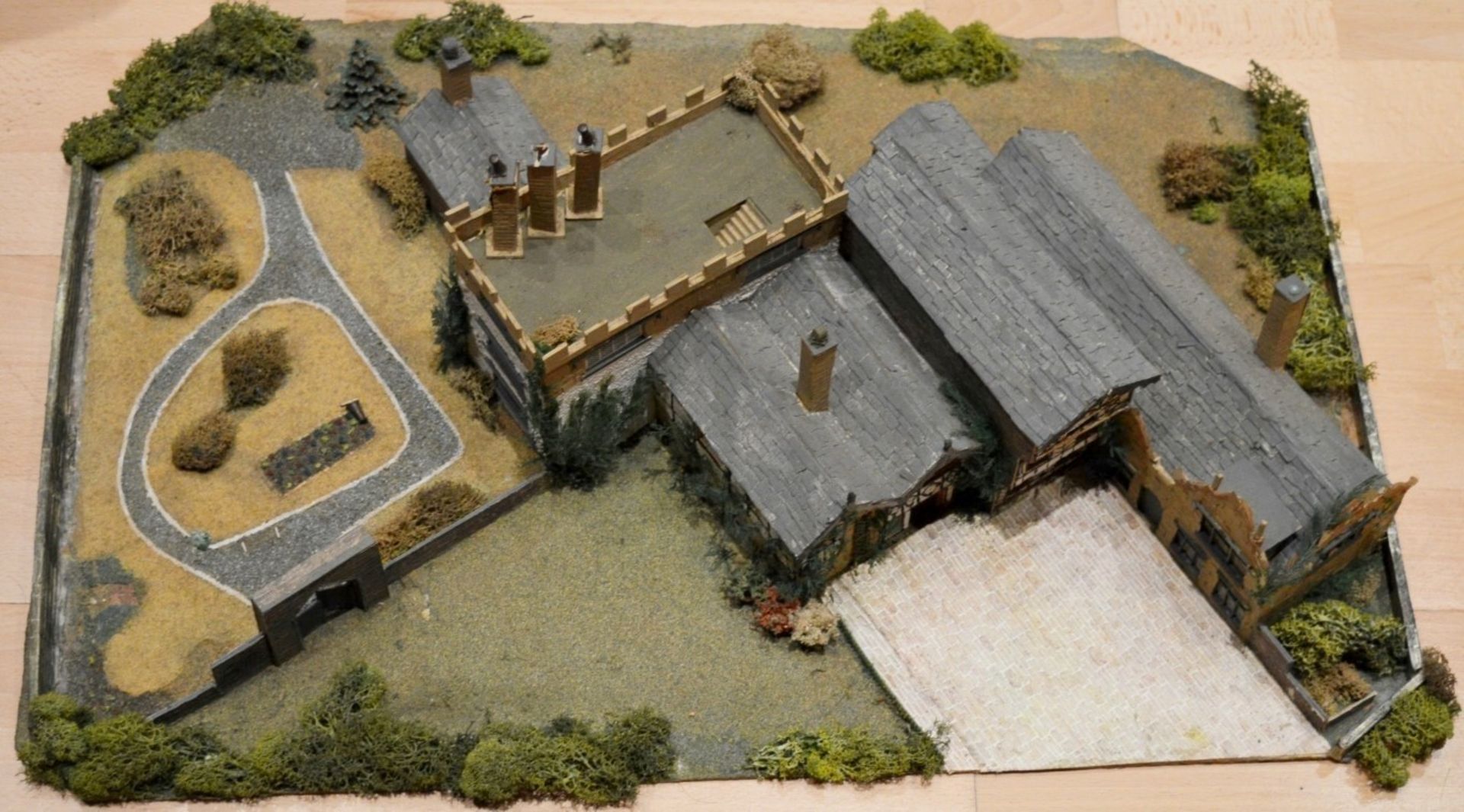 1 x Vintage 00 Gauge Train Model Railway Diorama Building - Depicting Stunning Country House Set - Image 26 of 31
