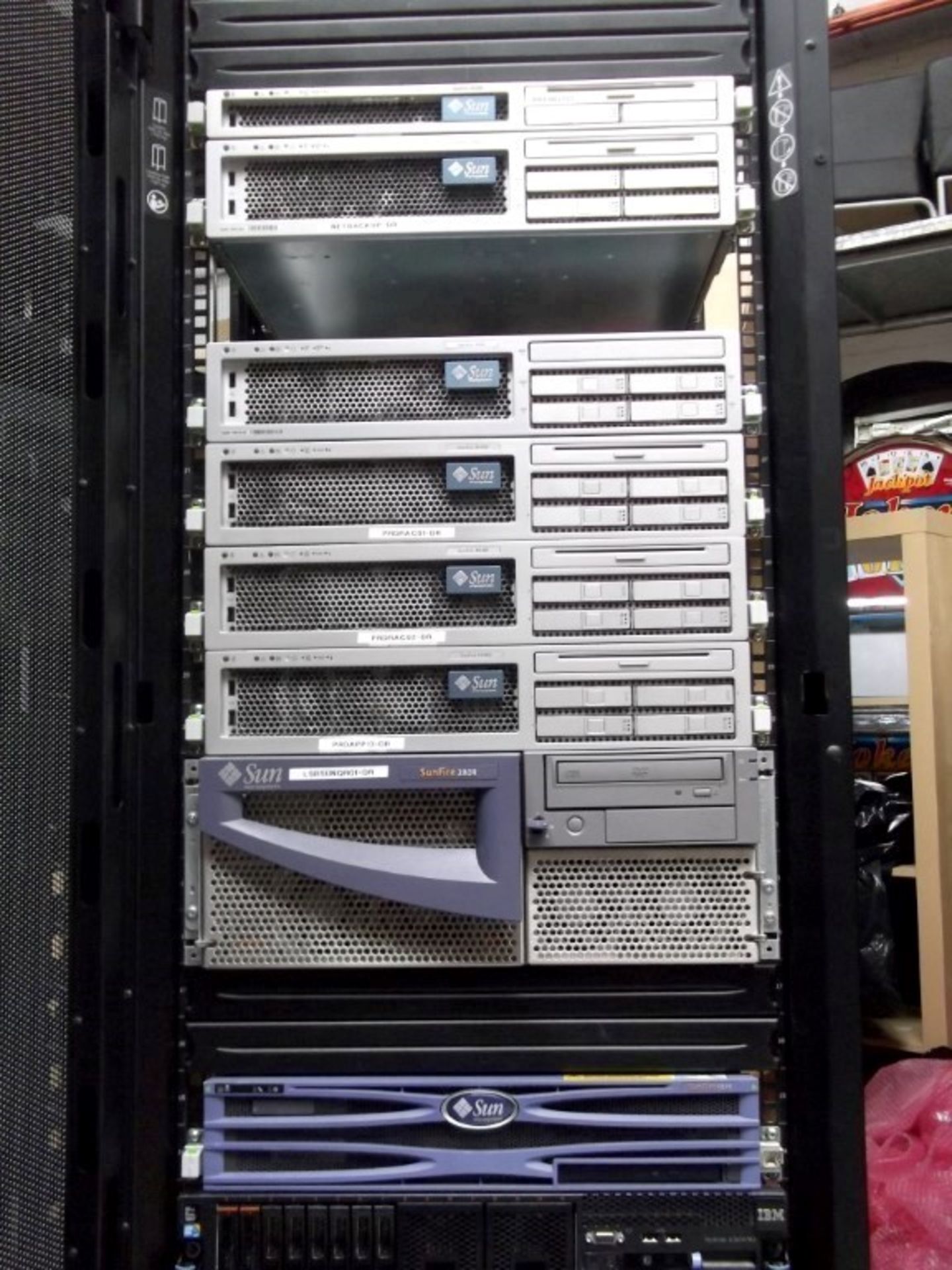 1 x APC Netshelter Server Rack With With 8 x Assorted Sun Fire Servers (V & X-Series) - Ref: - Image 3 of 5