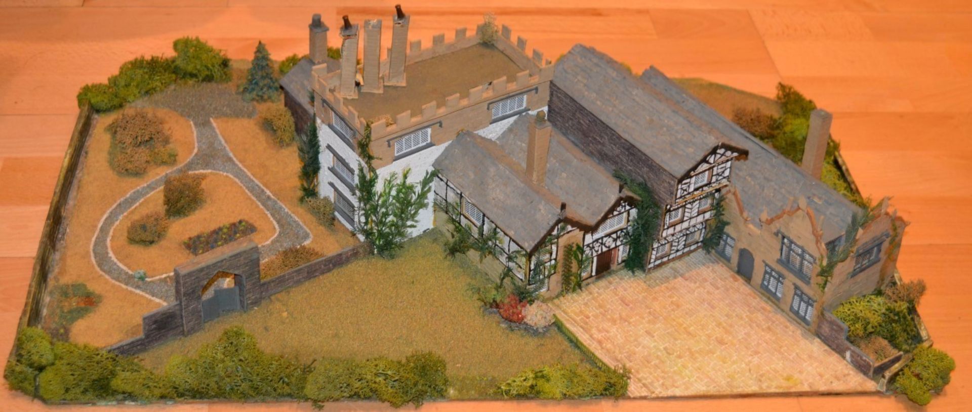 1 x Vintage 00 Gauge Train Model Railway Diorama Building - Depicting Stunning Country House Set - Image 16 of 31