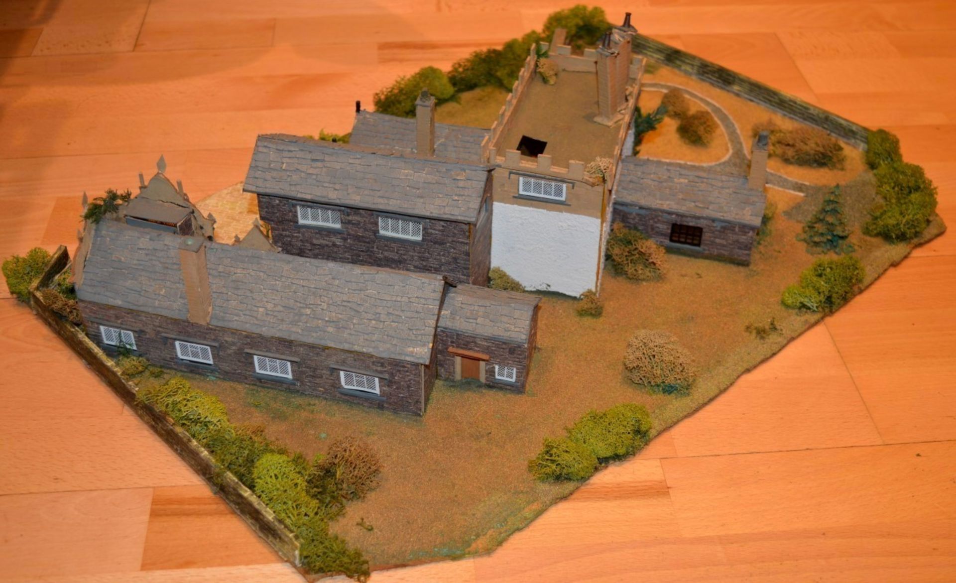 1 x Vintage 00 Gauge Train Model Railway Diorama Building - Depicting Stunning Country House Set - Image 27 of 31