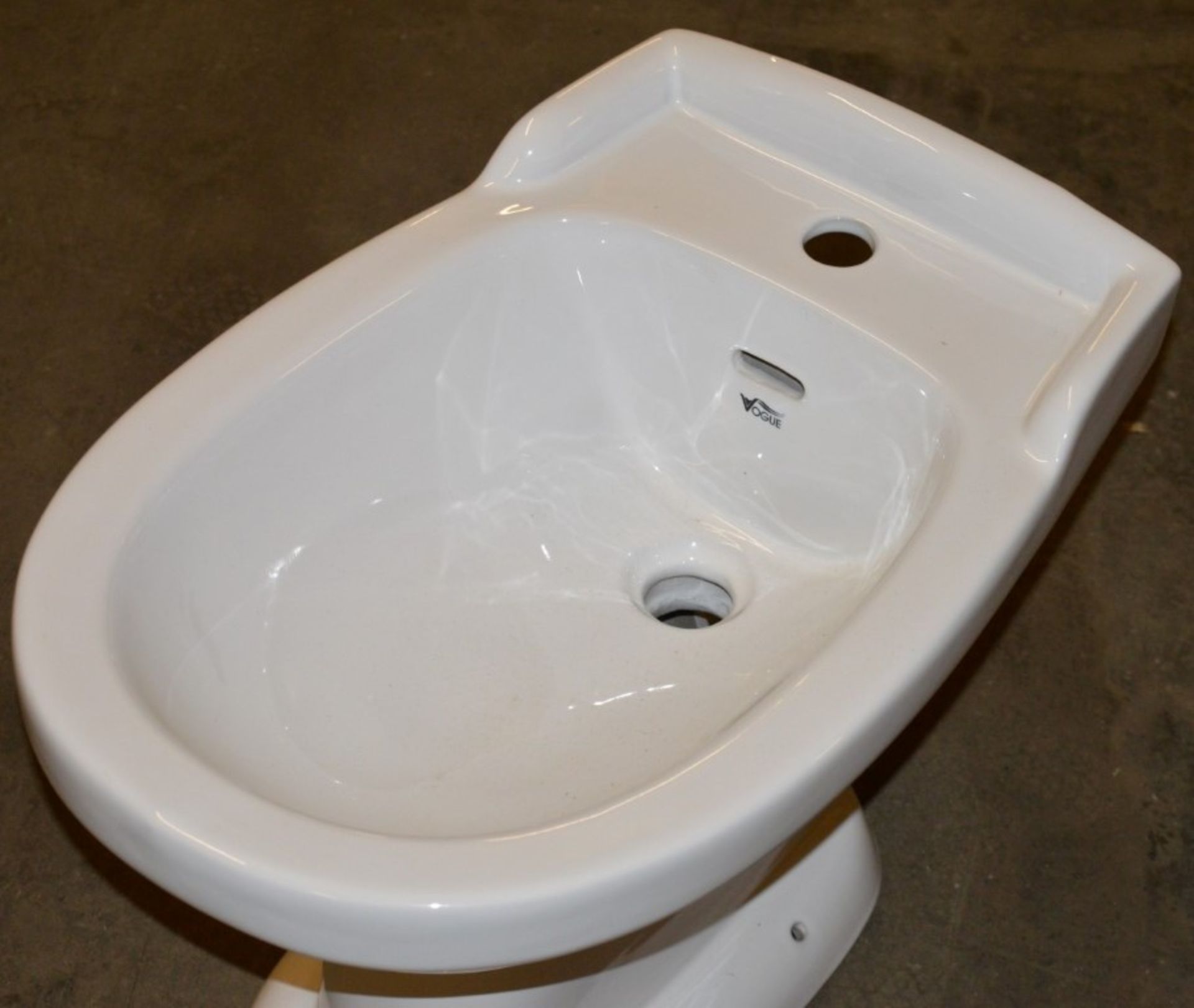 1 x Vogue Bathrooms HEYWOOD Single Tap Hole BIDET - Brand New and Boxed - High Quality White Ceramic - Image 3 of 3