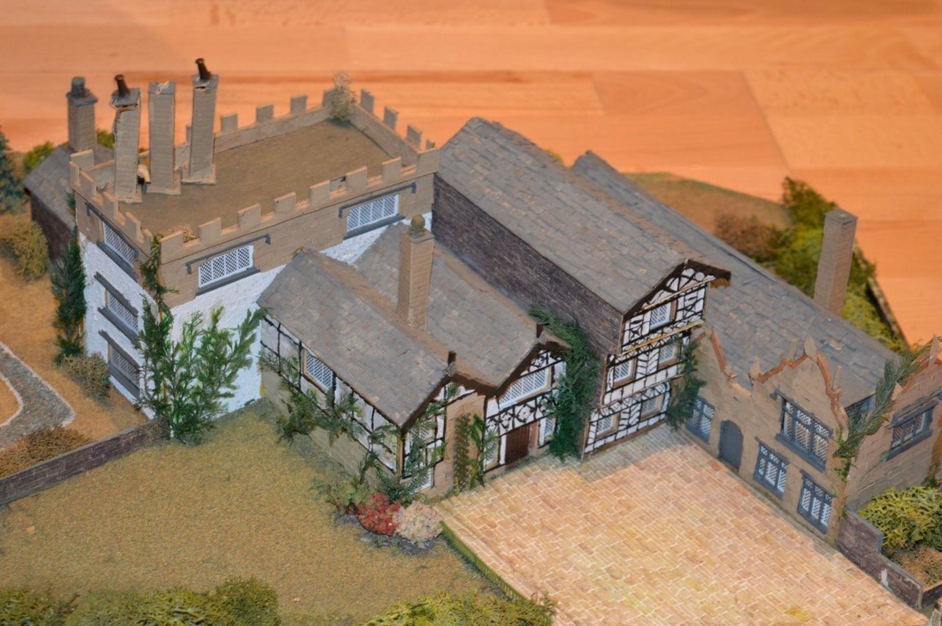 1 x Vintage 00 Gauge Train Model Railway Diorama Building - Depicting Stunning Country House Set - Image 10 of 31