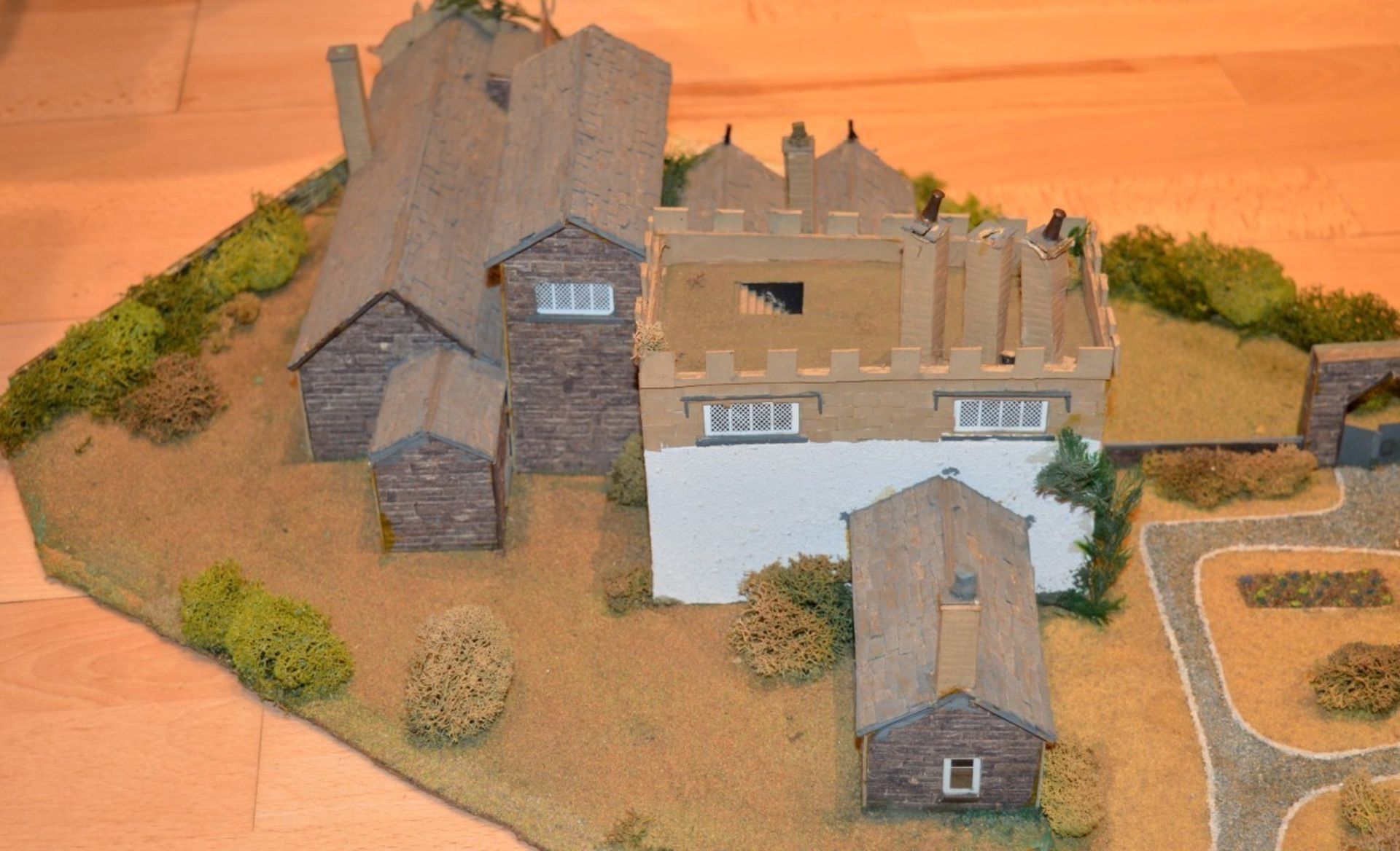 1 x Vintage 00 Gauge Train Model Railway Diorama Building - Depicting Stunning Country House Set - Image 15 of 31