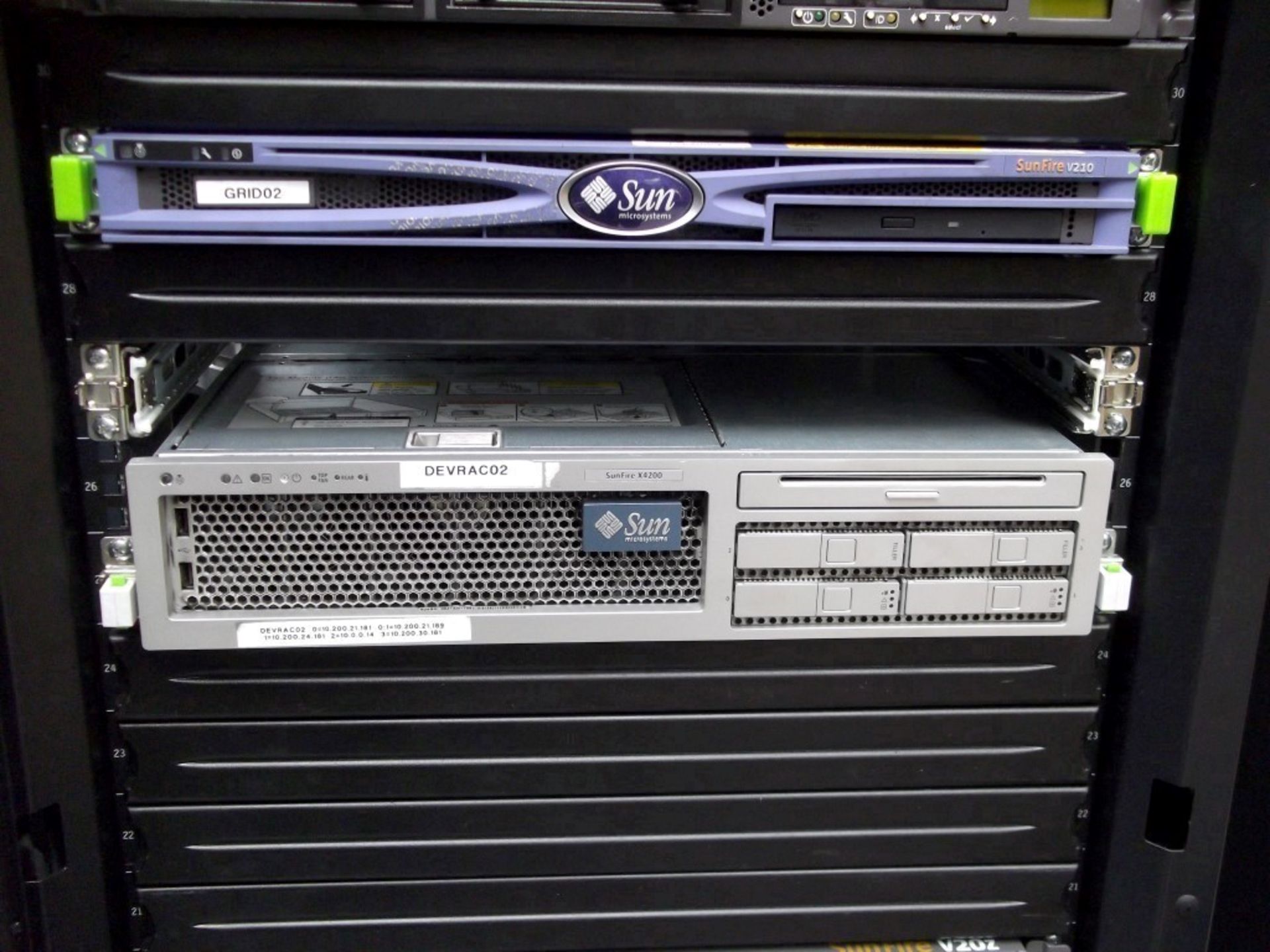 1 x APC Netshelter Server Rack With 12 x Assorted Sun Fire & HP Proliant Filer Systems Including - Image 4 of 9