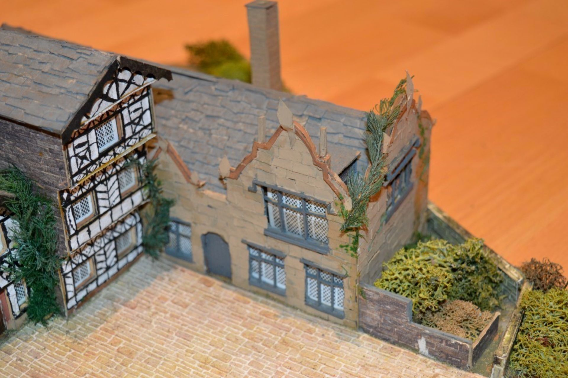 1 x Vintage 00 Gauge Train Model Railway Diorama Building - Depicting Stunning Country House Set - Image 21 of 31