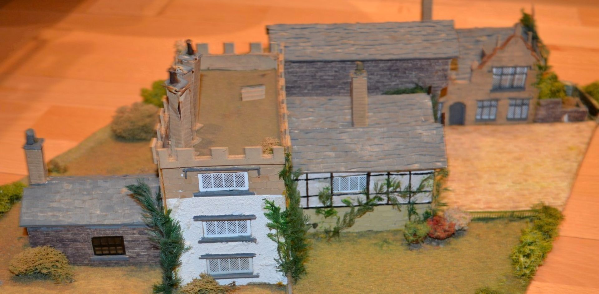 1 x Vintage 00 Gauge Train Model Railway Diorama Building - Depicting Stunning Country House Set - Image 9 of 31