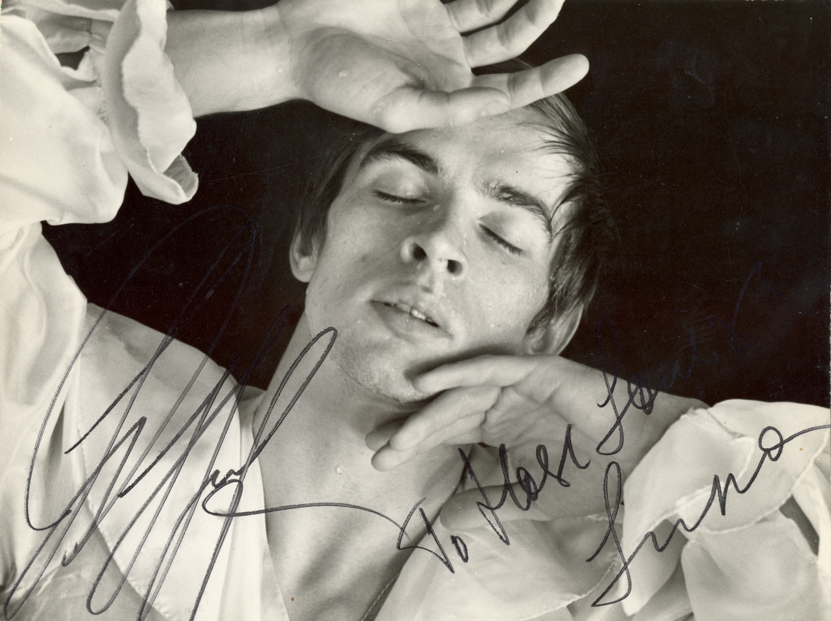 BALLET: Rudolf Nureyev (1938-1993) Russian Ballet Dancer. Vintage signed and inscribed 9.5 x 7