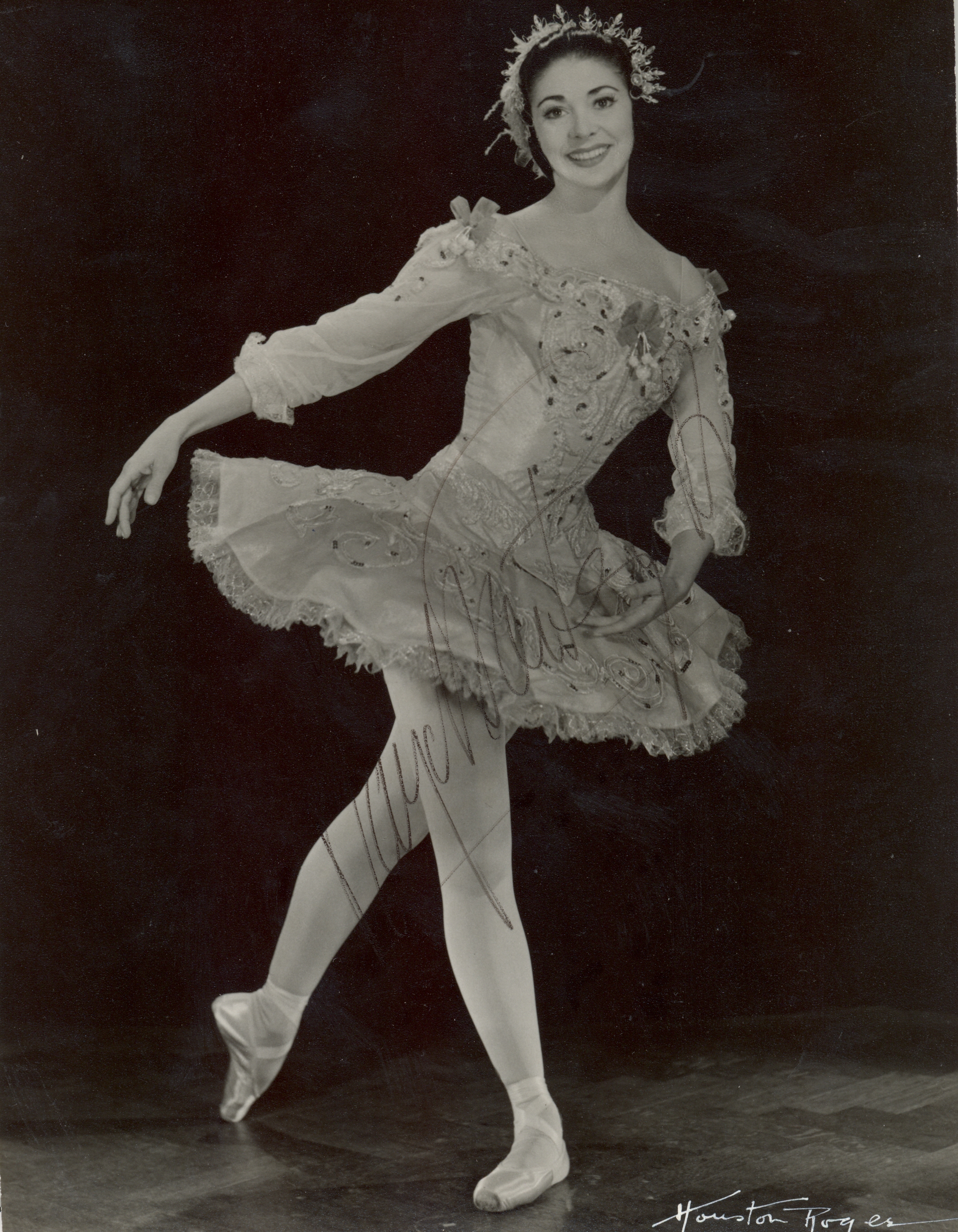 BALLET: Rudolf Nureyev (1938-1993) Russian Ballet Dancer. Vintage signed and inscribed 9.5 x 7 - Image 2 of 2